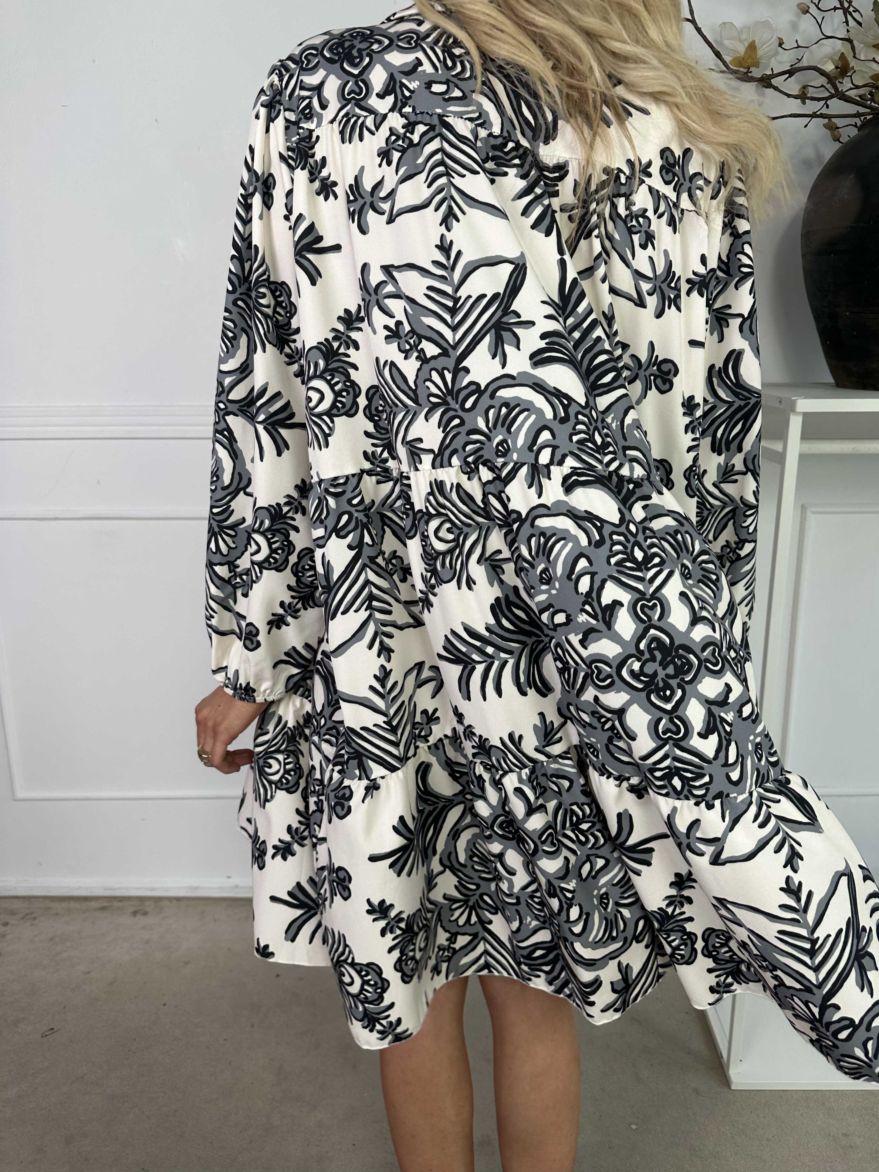 Sophie - Mønstret skjortekjole i viskoseblanding med flæsekant