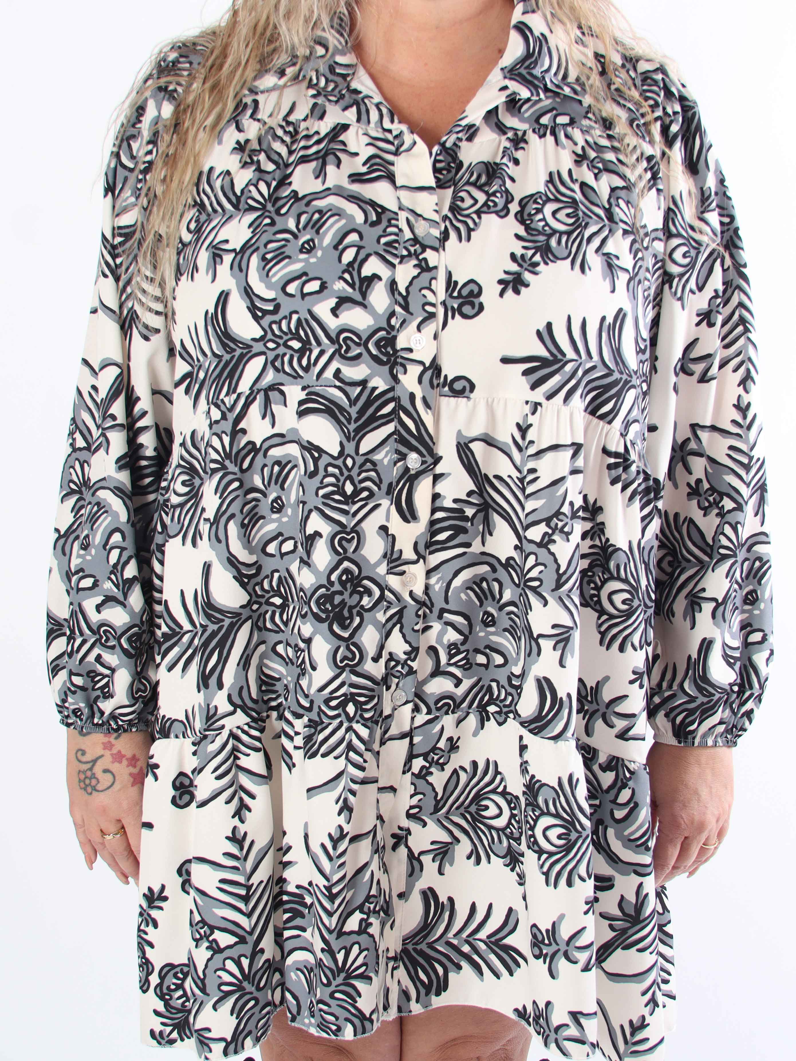 Sophie - Mønstret plus size skjortekjole i viskoseblanding med flæsekant