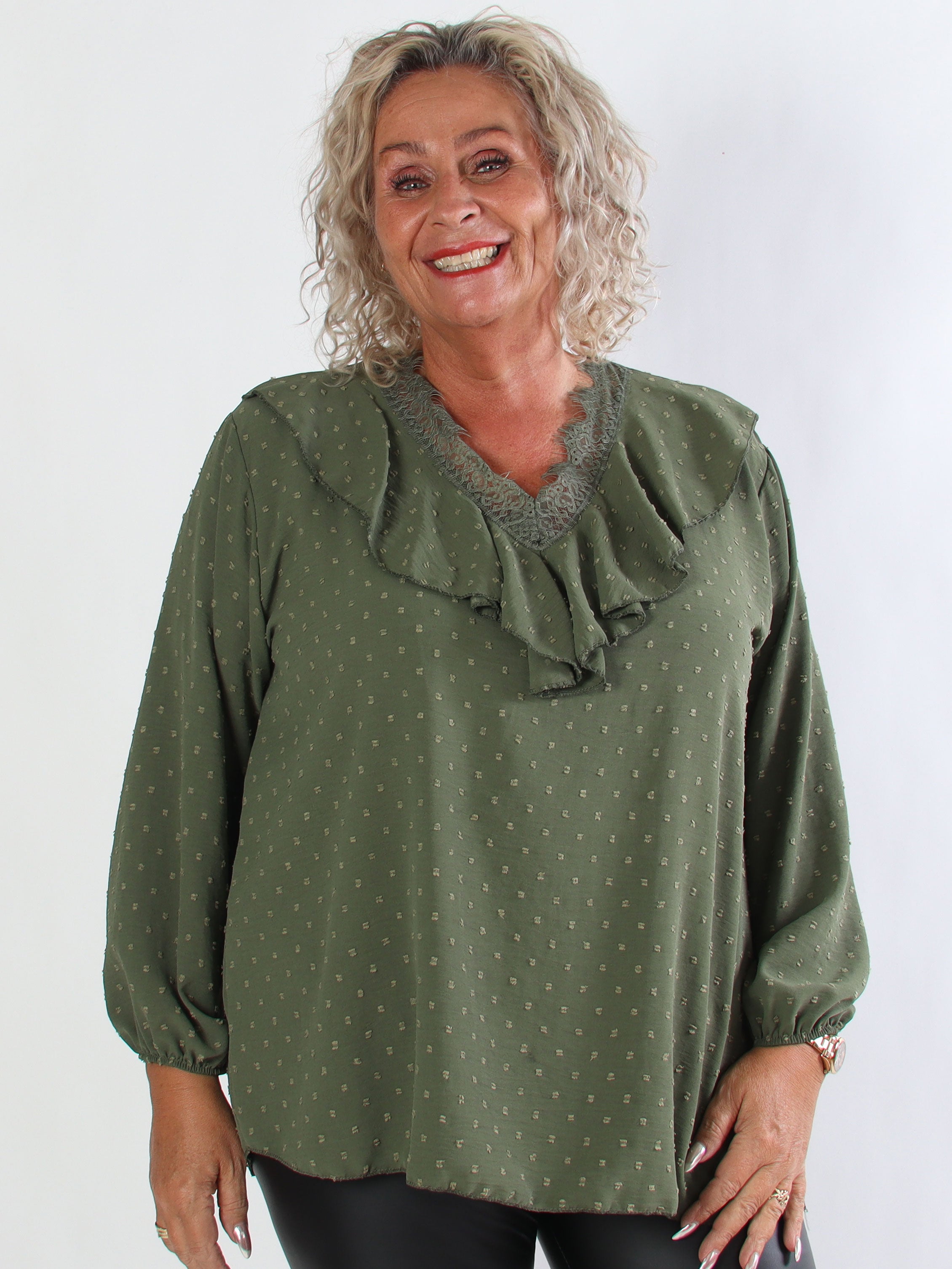 Sozan - Sød tunika med flæser og blondekant i udskæringen