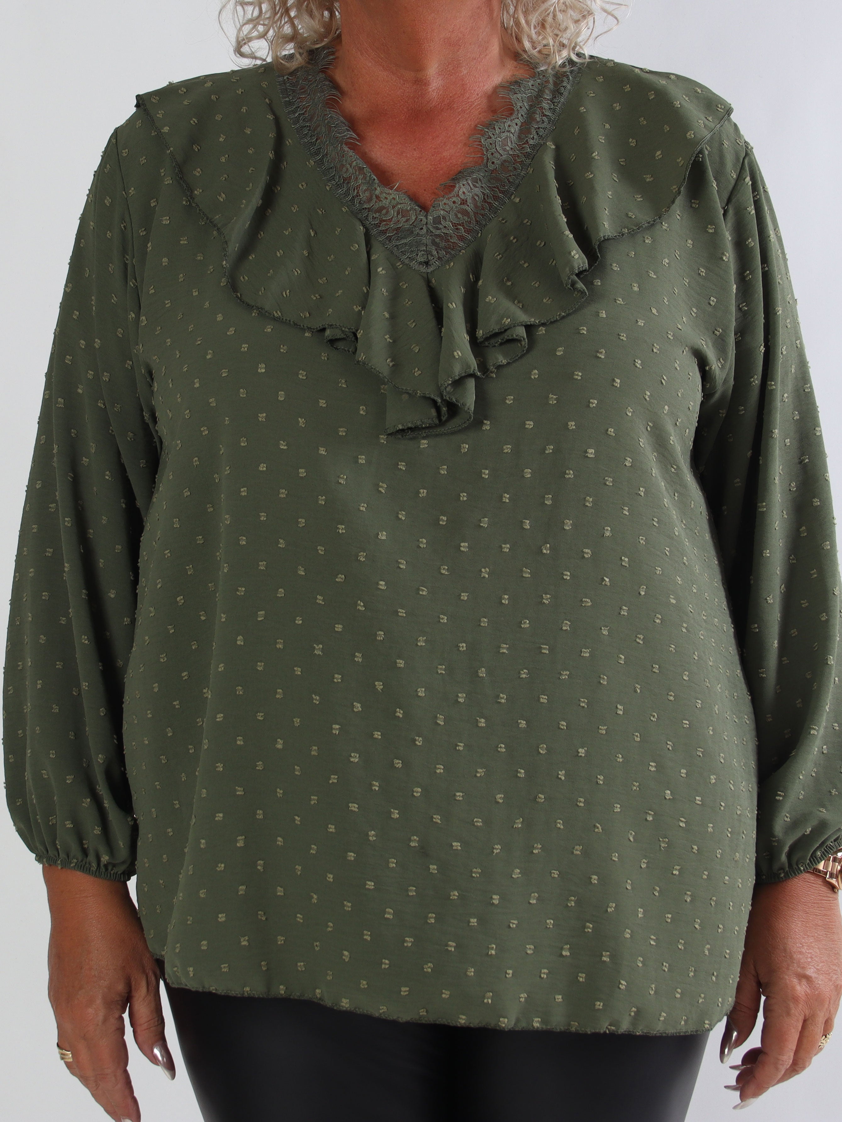 Sozan - Sød tunika med flæser og blondekant i udskæringen