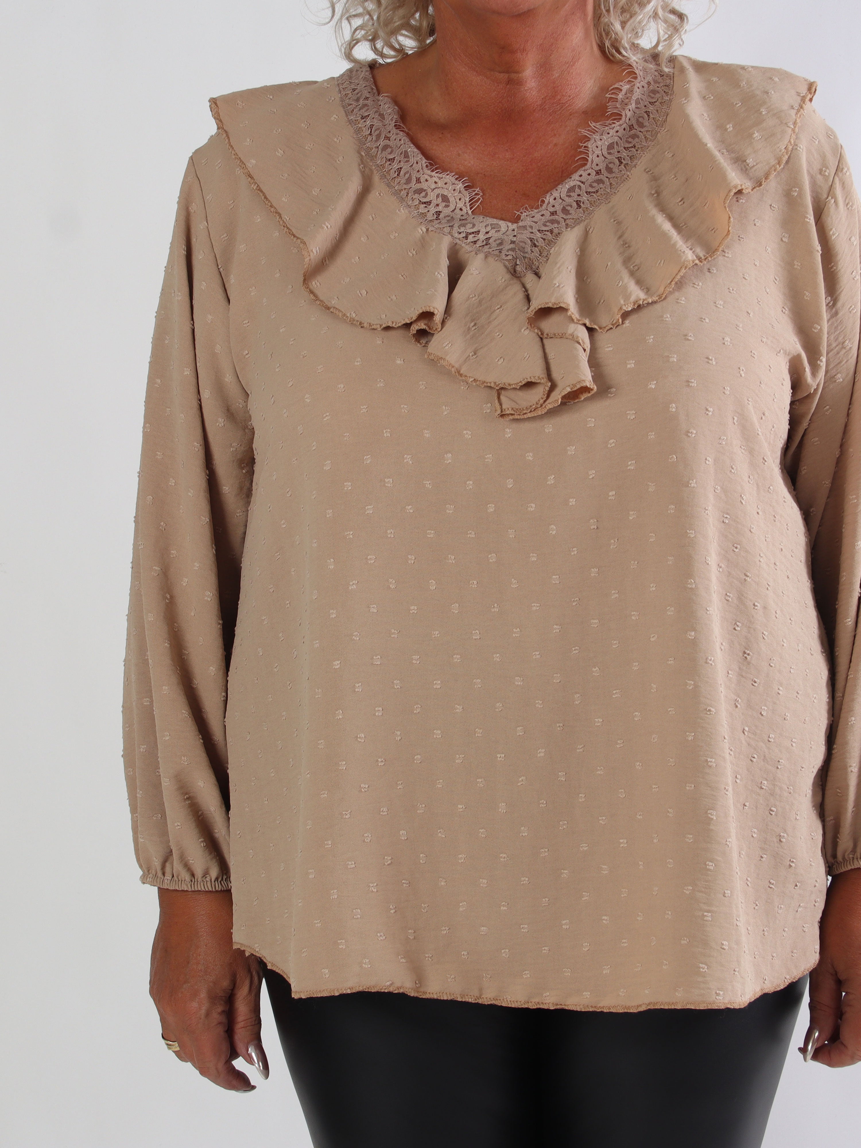 Sozan - Sød tunika med flæser og blondekant i udskæringen