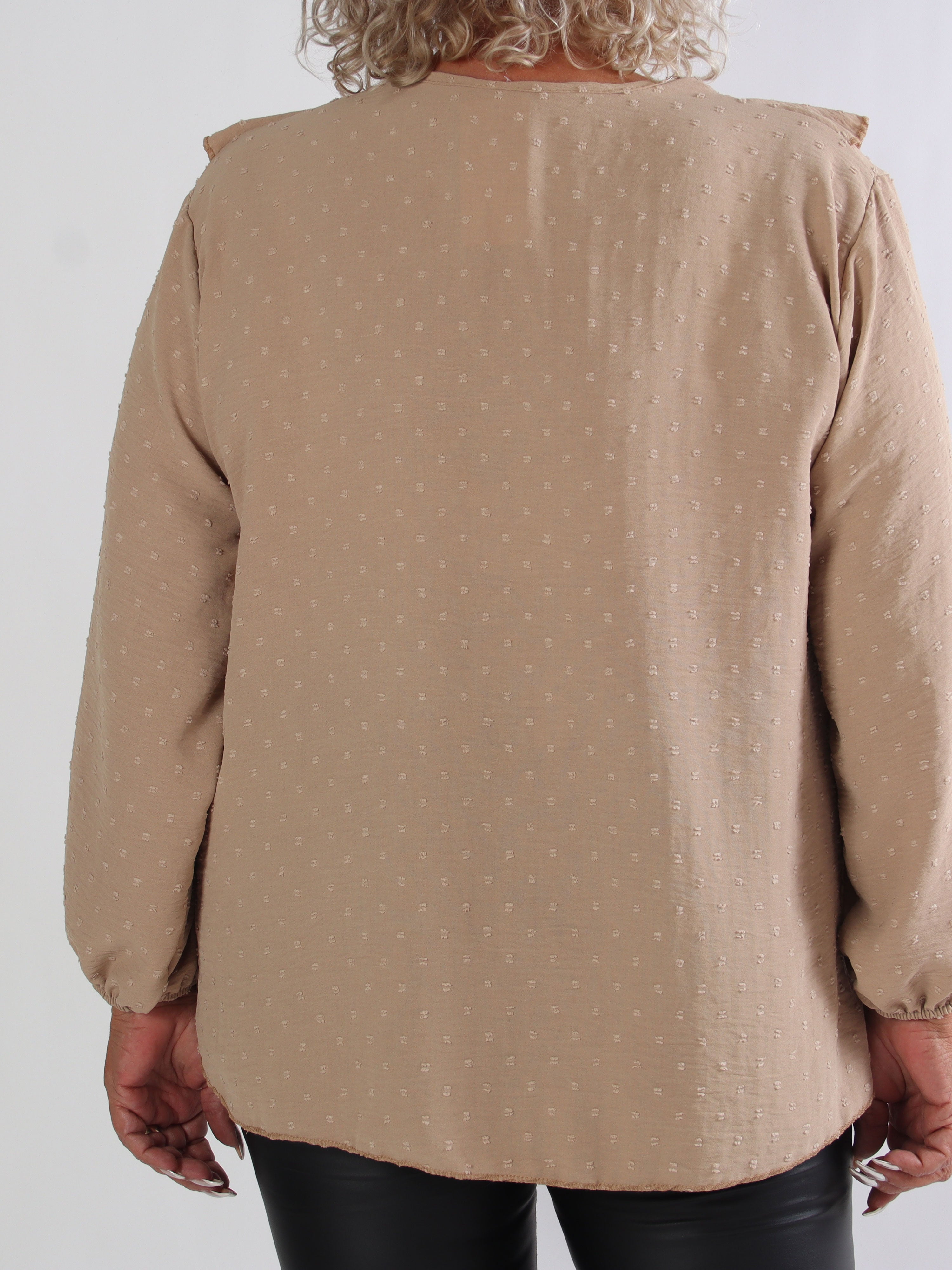 Sozan - Sød tunika med flæser og blondekant i udskæringen