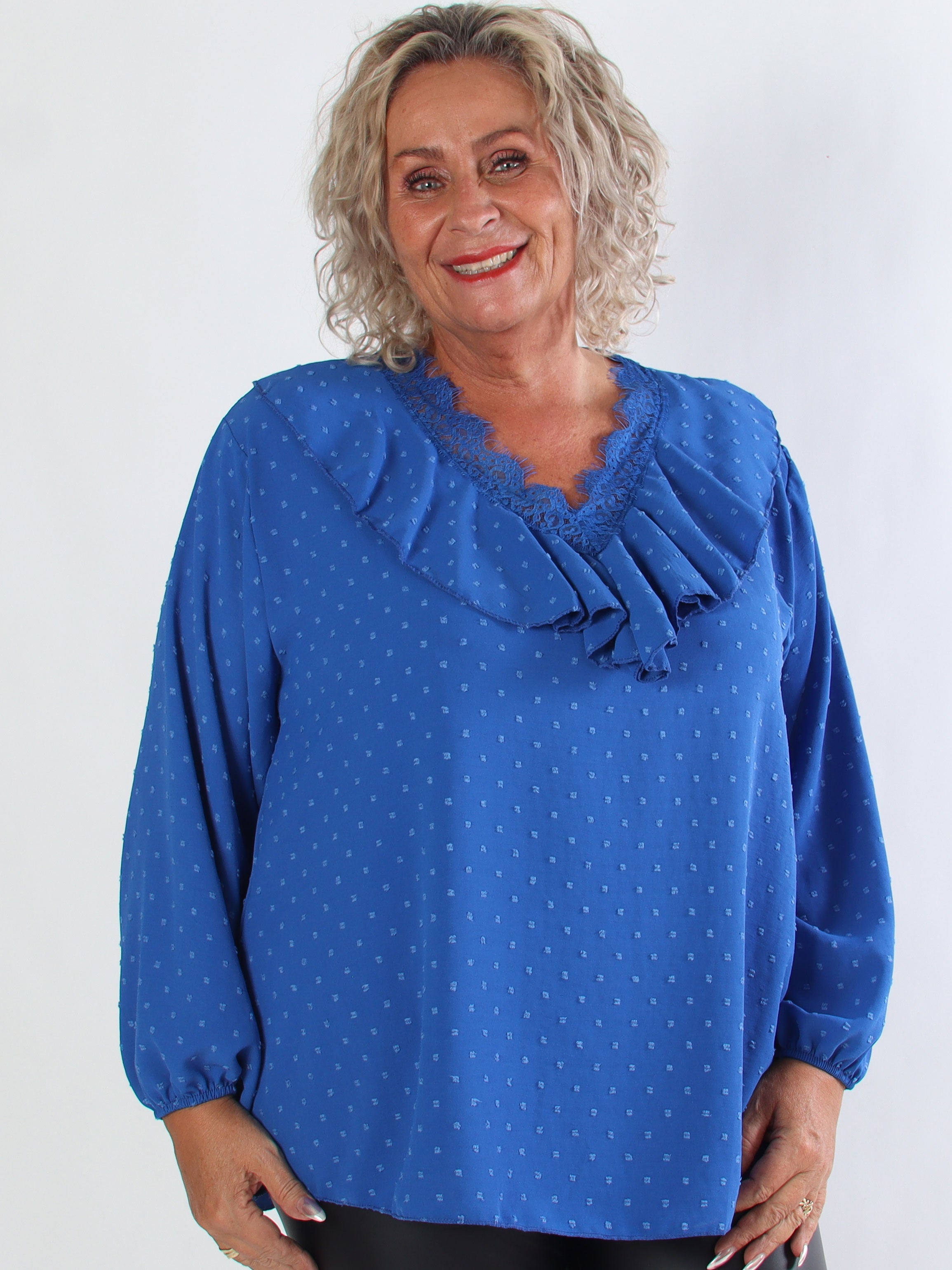 Sozan - Sød tunika med flæser og blondekant i udskæringen