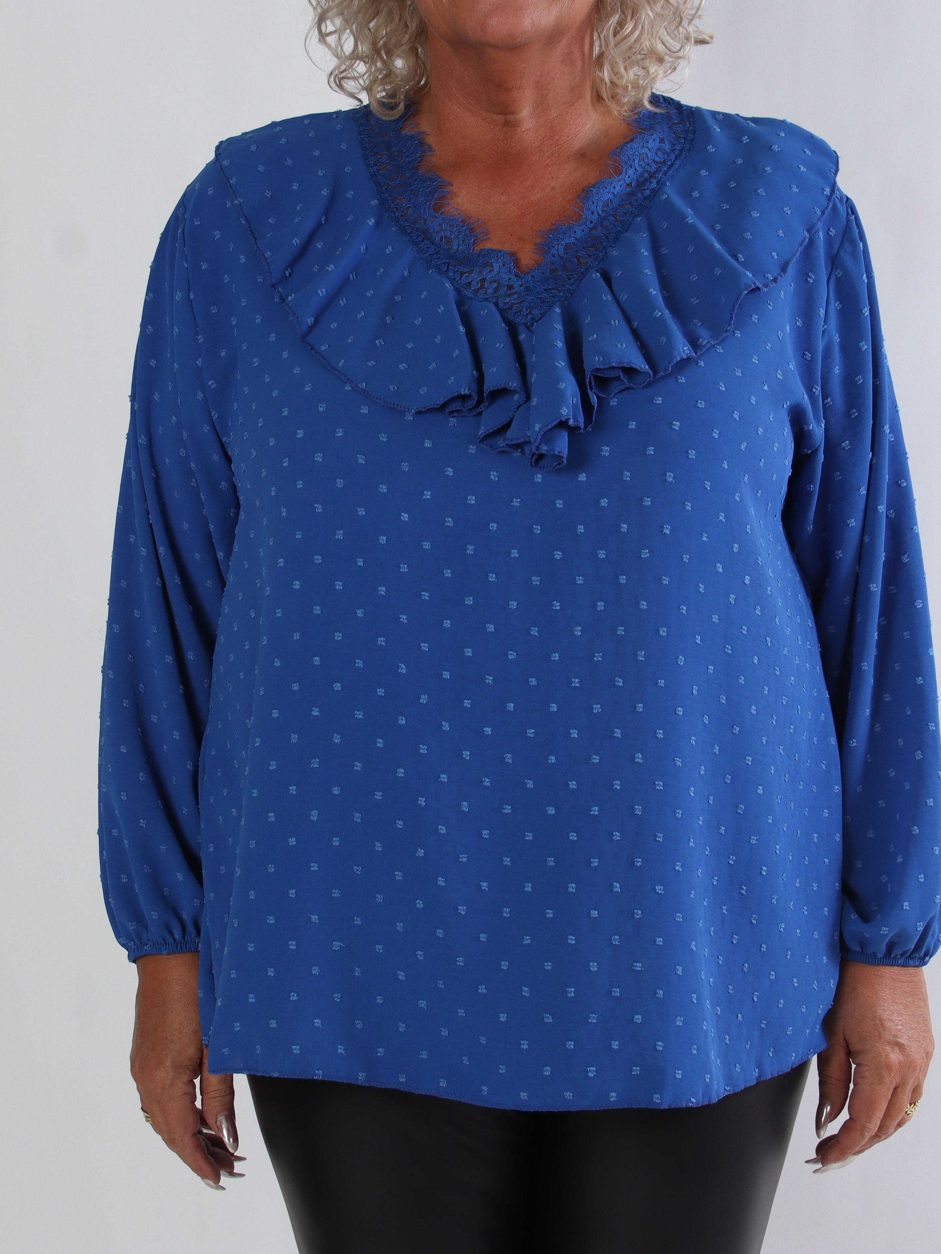 Sozan - Sød tunika med flæser og blondekant i udskæringen