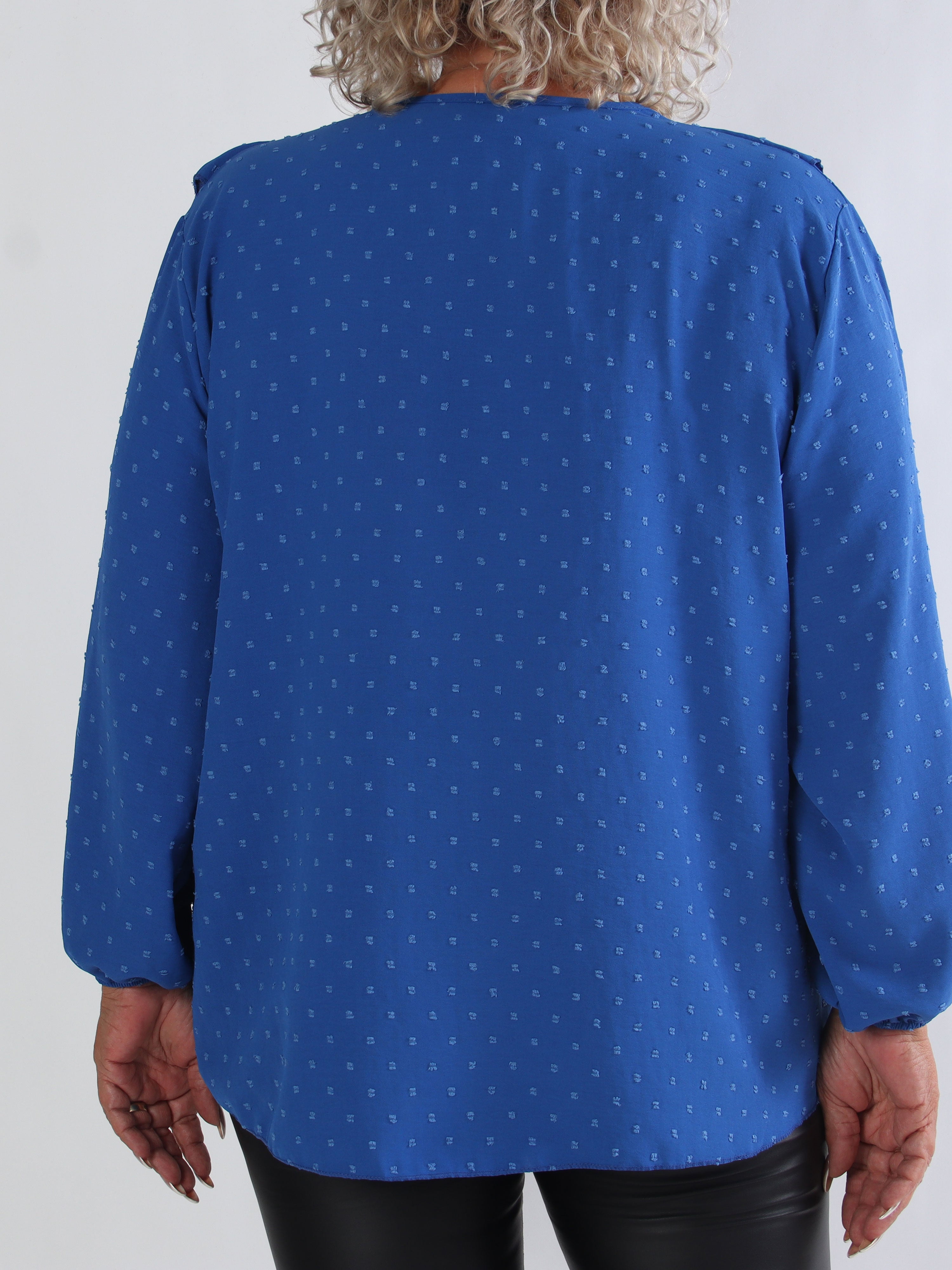 Sozan - Sød tunika med flæser og blondekant i udskæringen