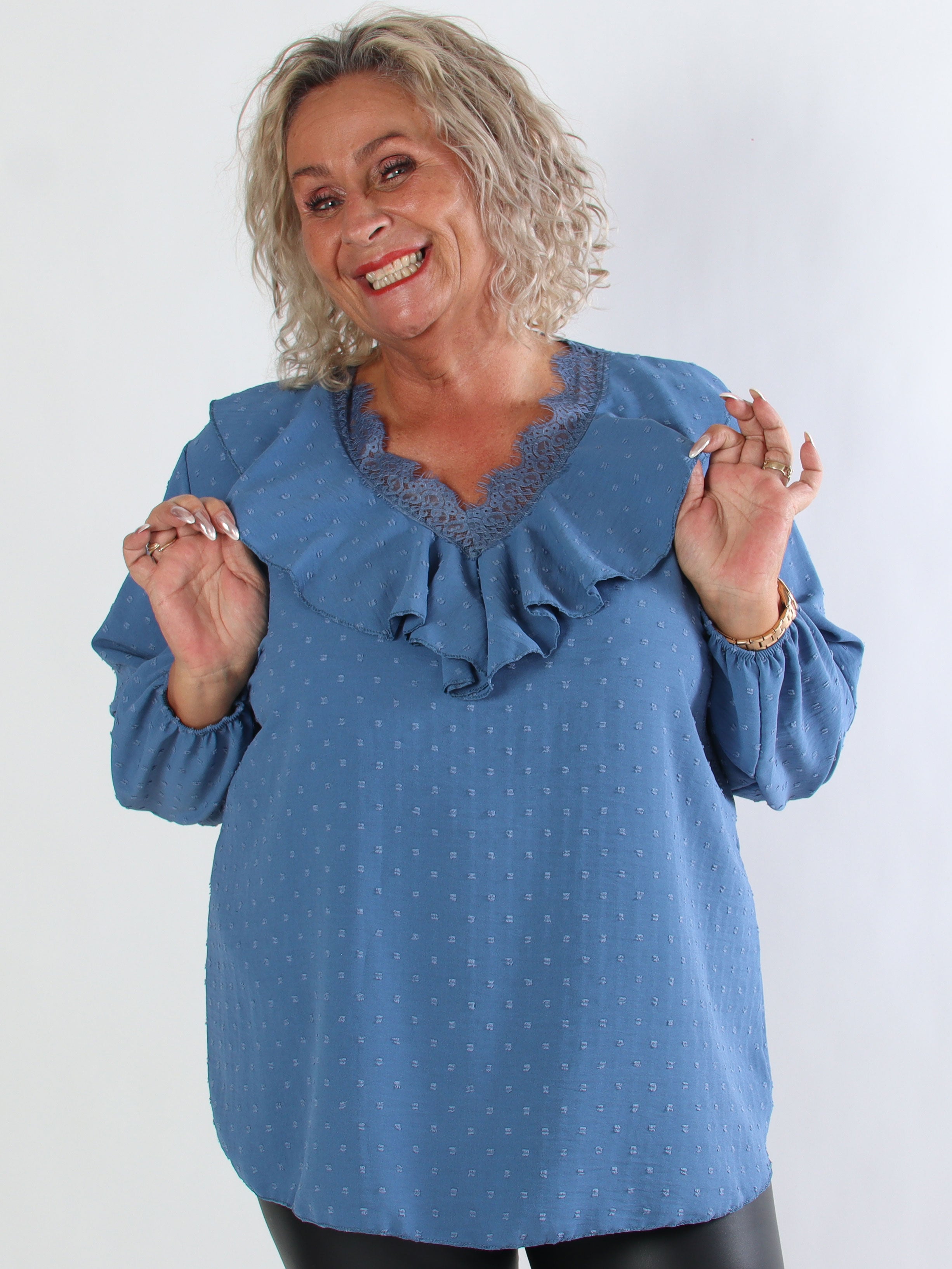 Sozan - Sød tunika med flæser og blondekant i udskæringen