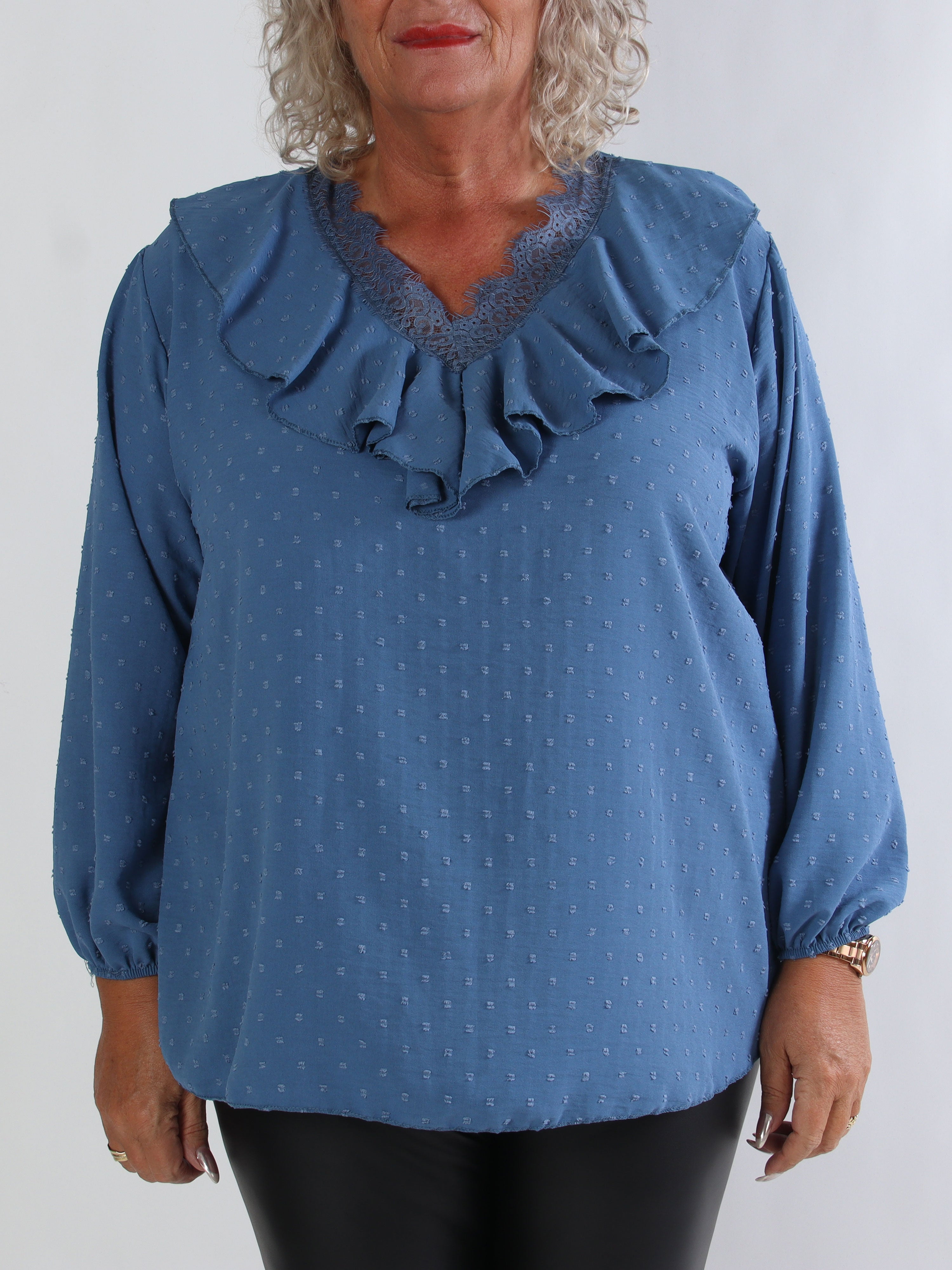 Sozan - Sød tunika med flæser og blondekant i udskæringen