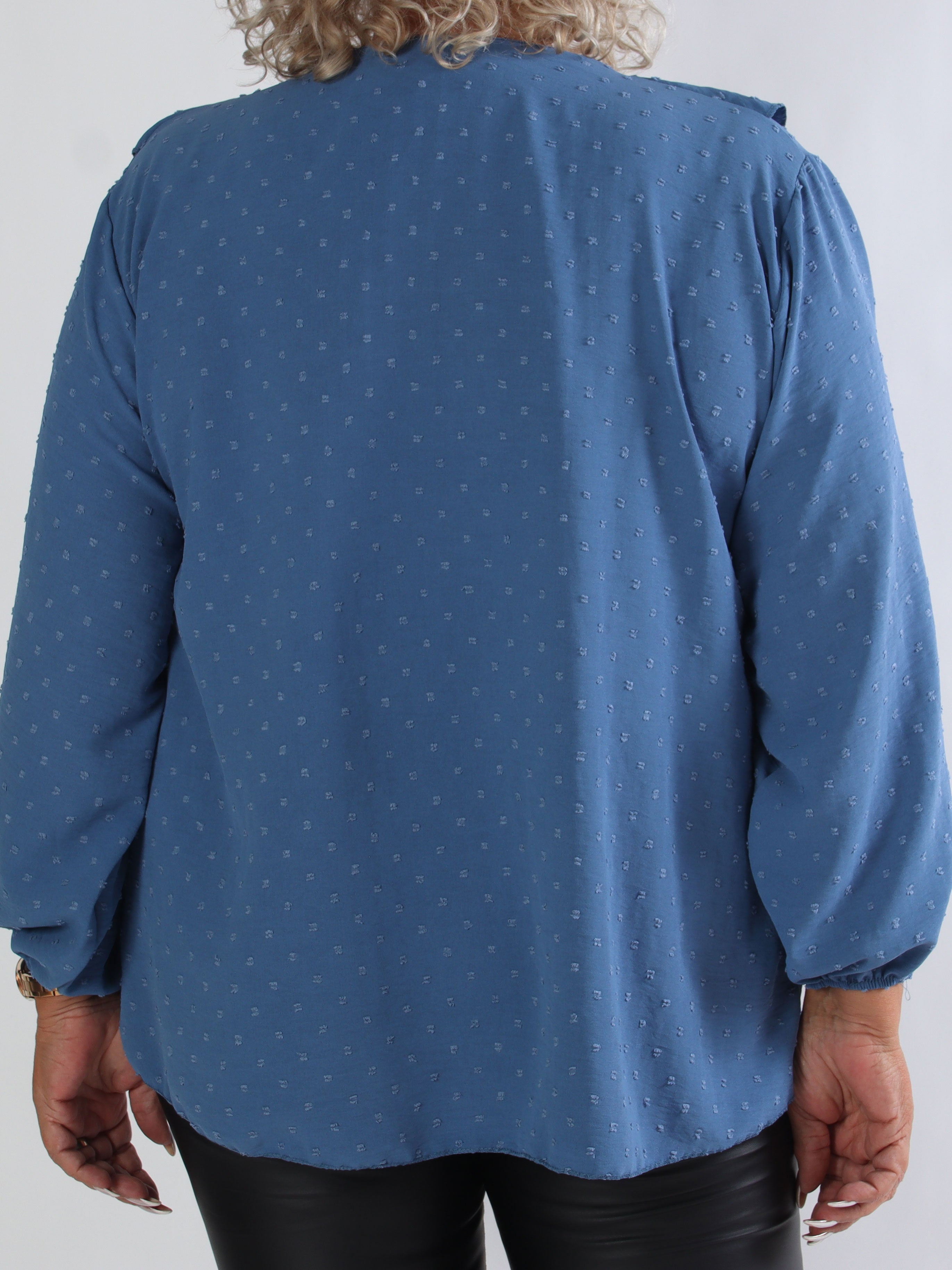 Sozan - Sød tunika med flæser og blondekant i udskæringen