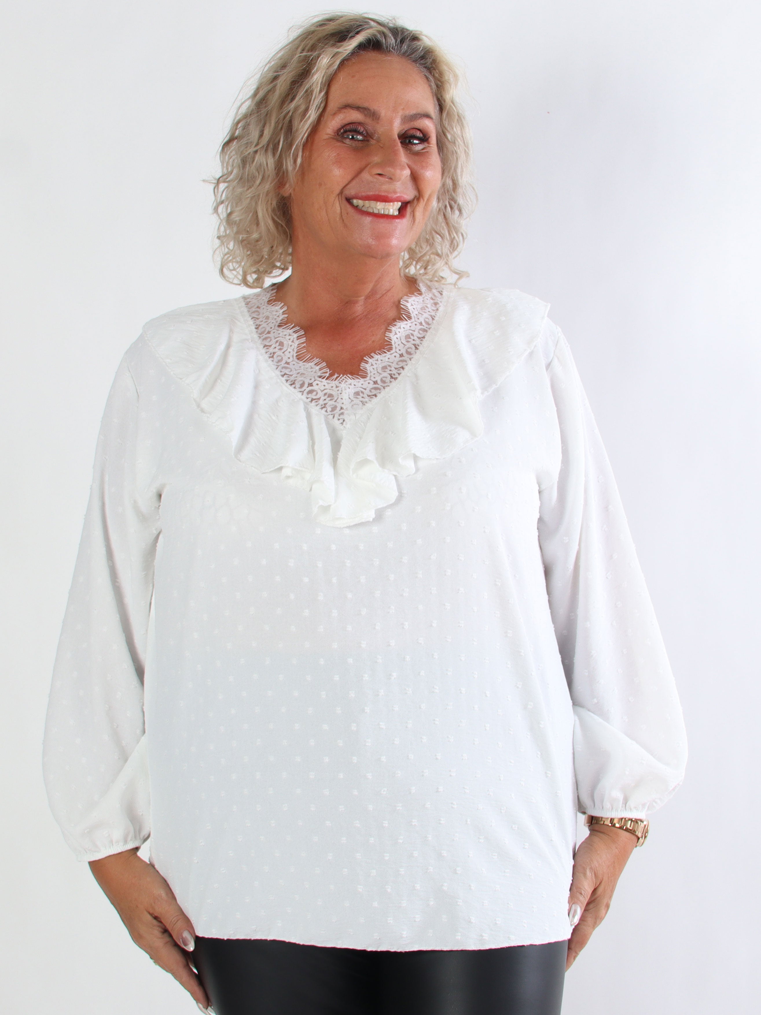 Sozan - Sød tunika med flæser og blondekant i udskæringen