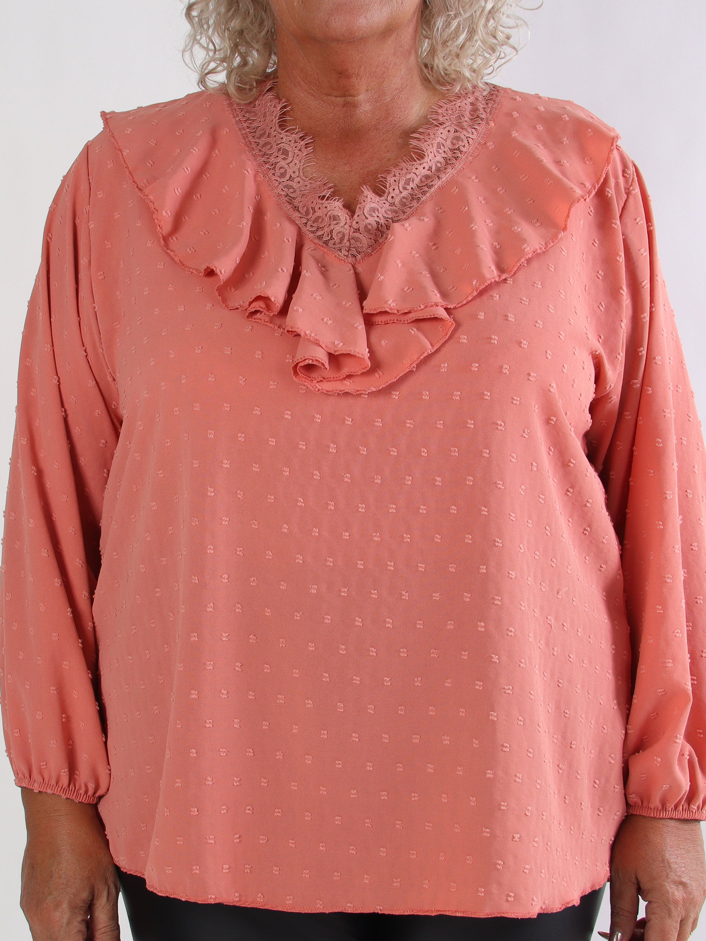 Sozan - Sød tunika med flæser og blondekant i udskæringen