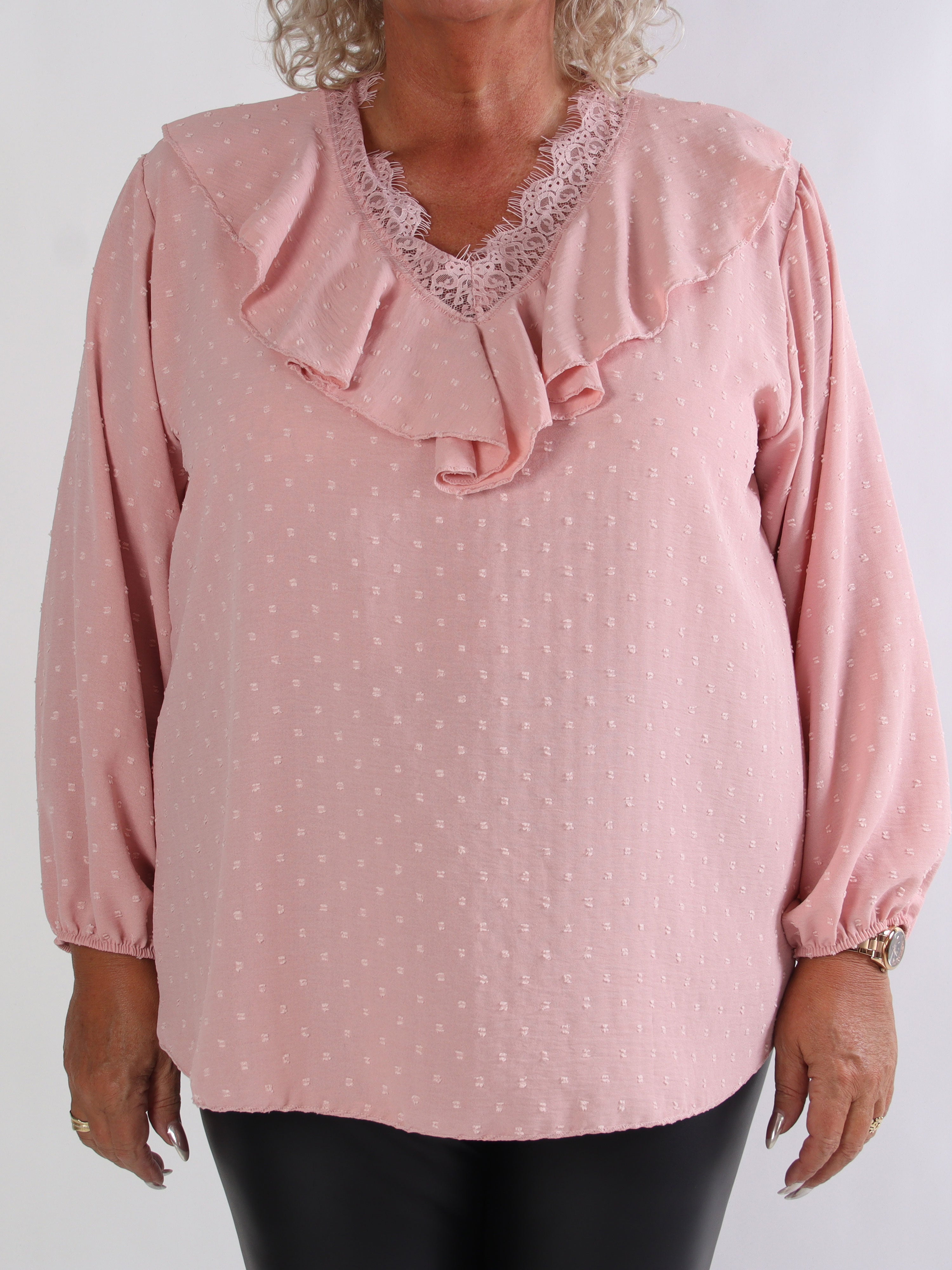 Sozan - Sød tunika med flæser og blondekant i udskæringen