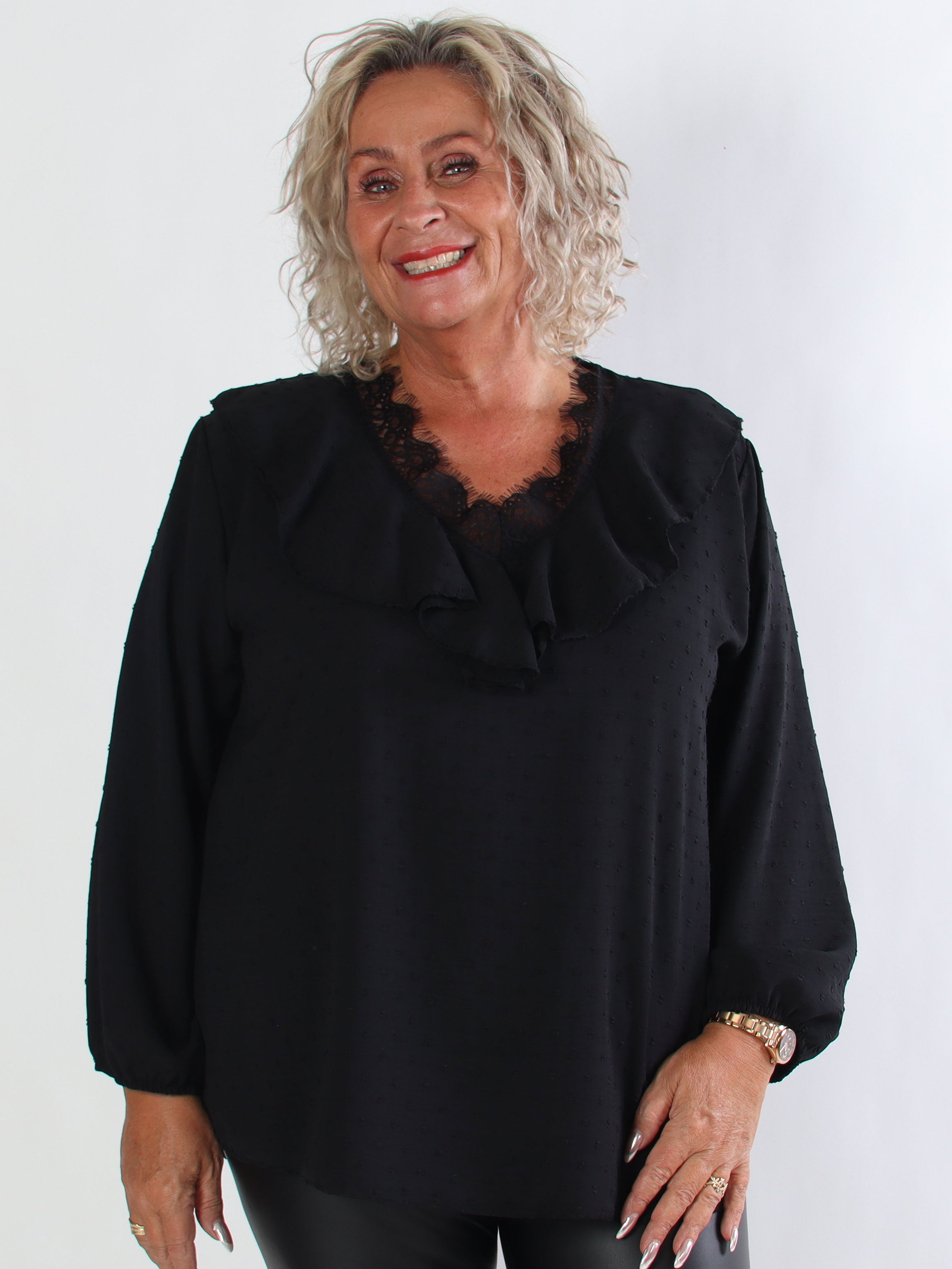 Sozan - Sød tunika med flæser og blondekant i udskæringen