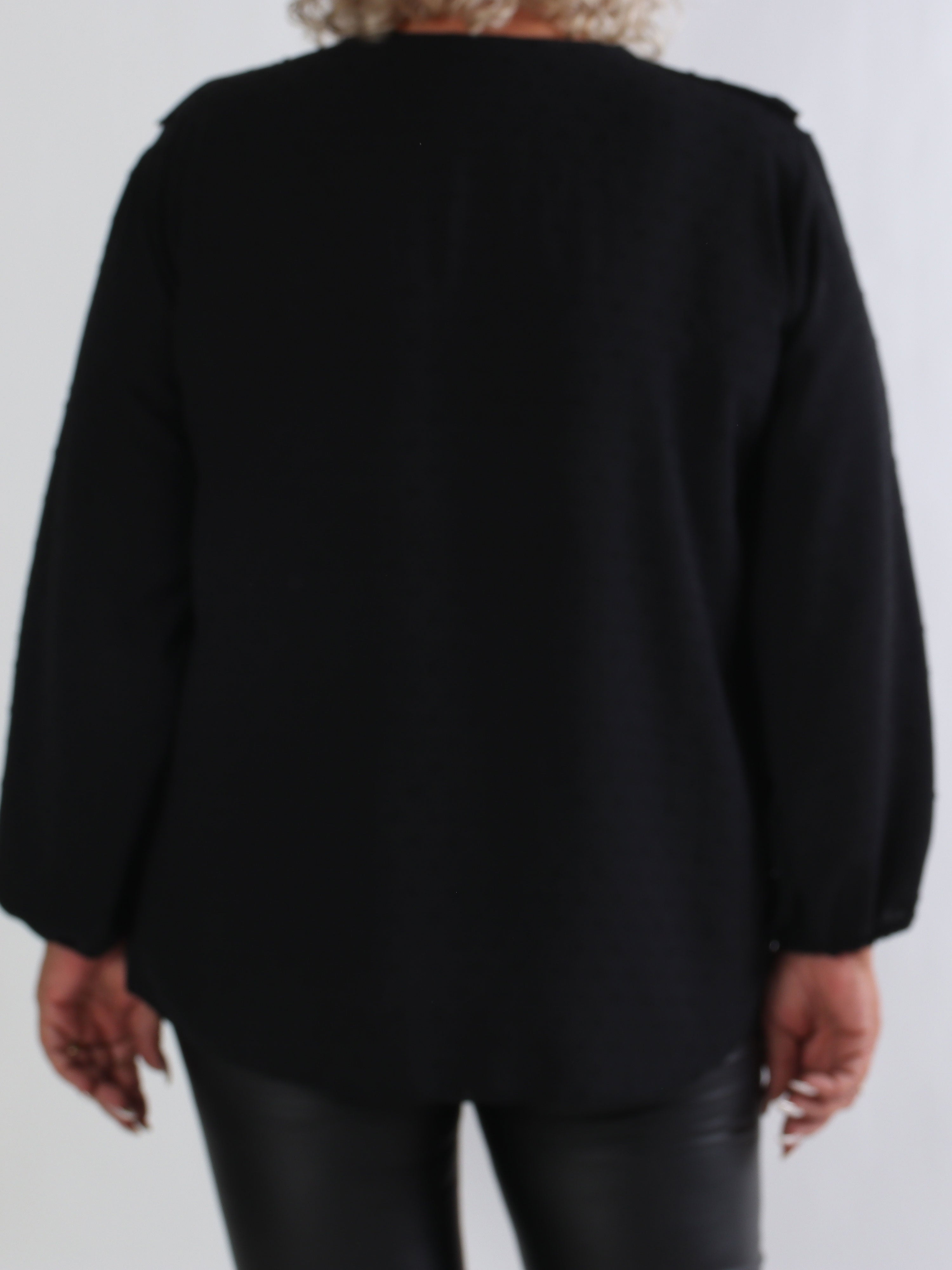 Sozan - Sød tunika med flæser og blondekant i udskæringen