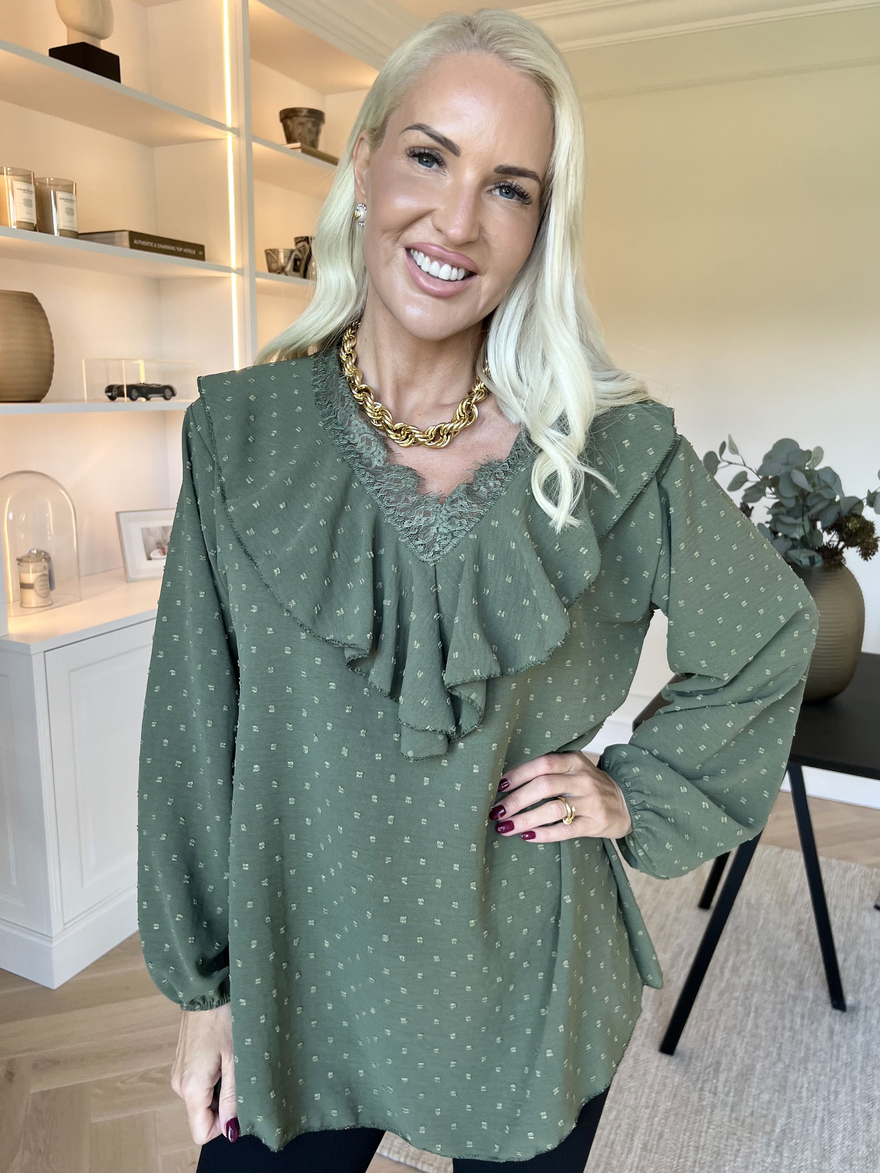 Sozan - Sød tunika med flæser og blondekant i udskæringen