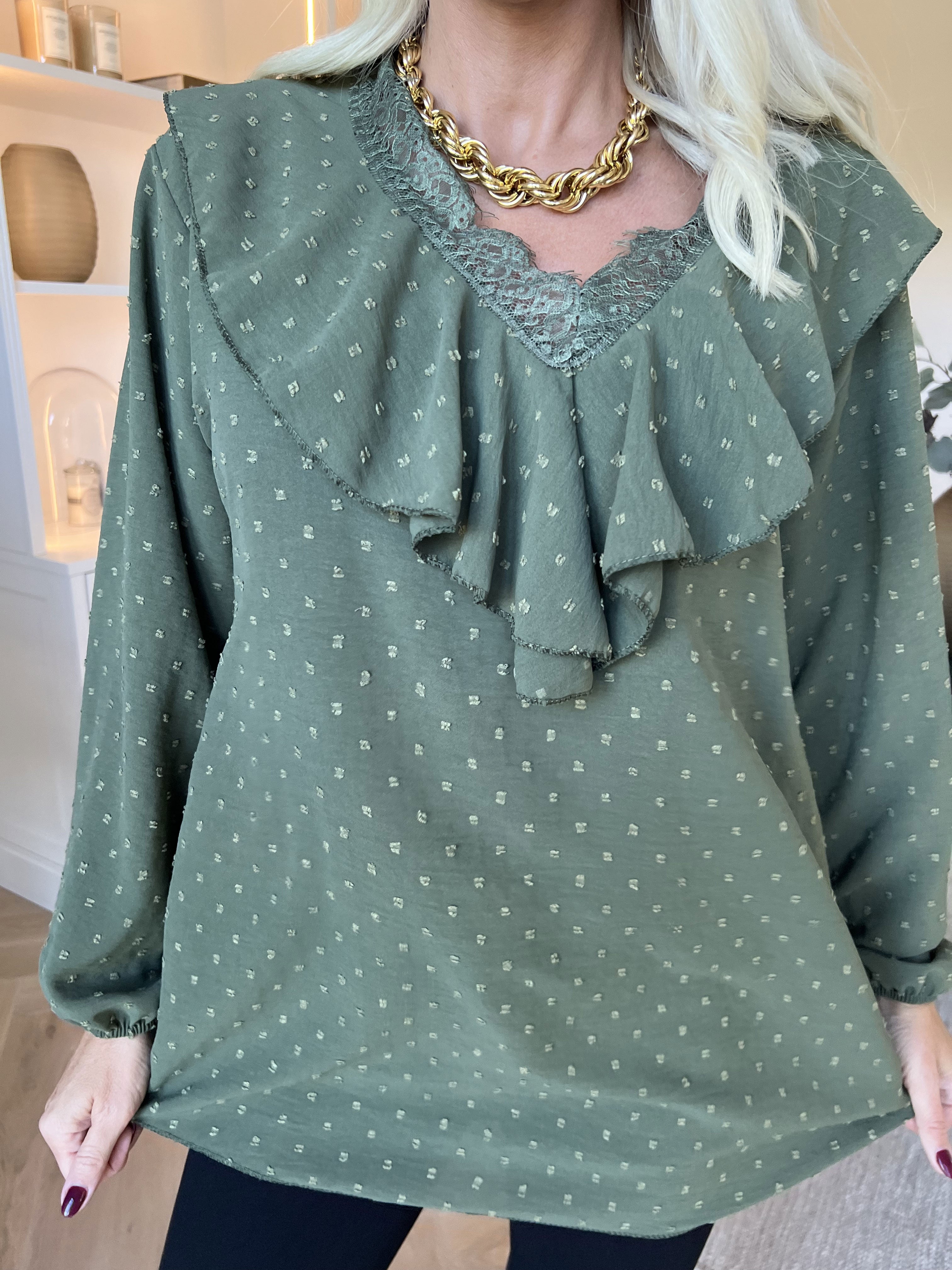 Sozan - Sød tunika med flæser og blondekant i udskæringen