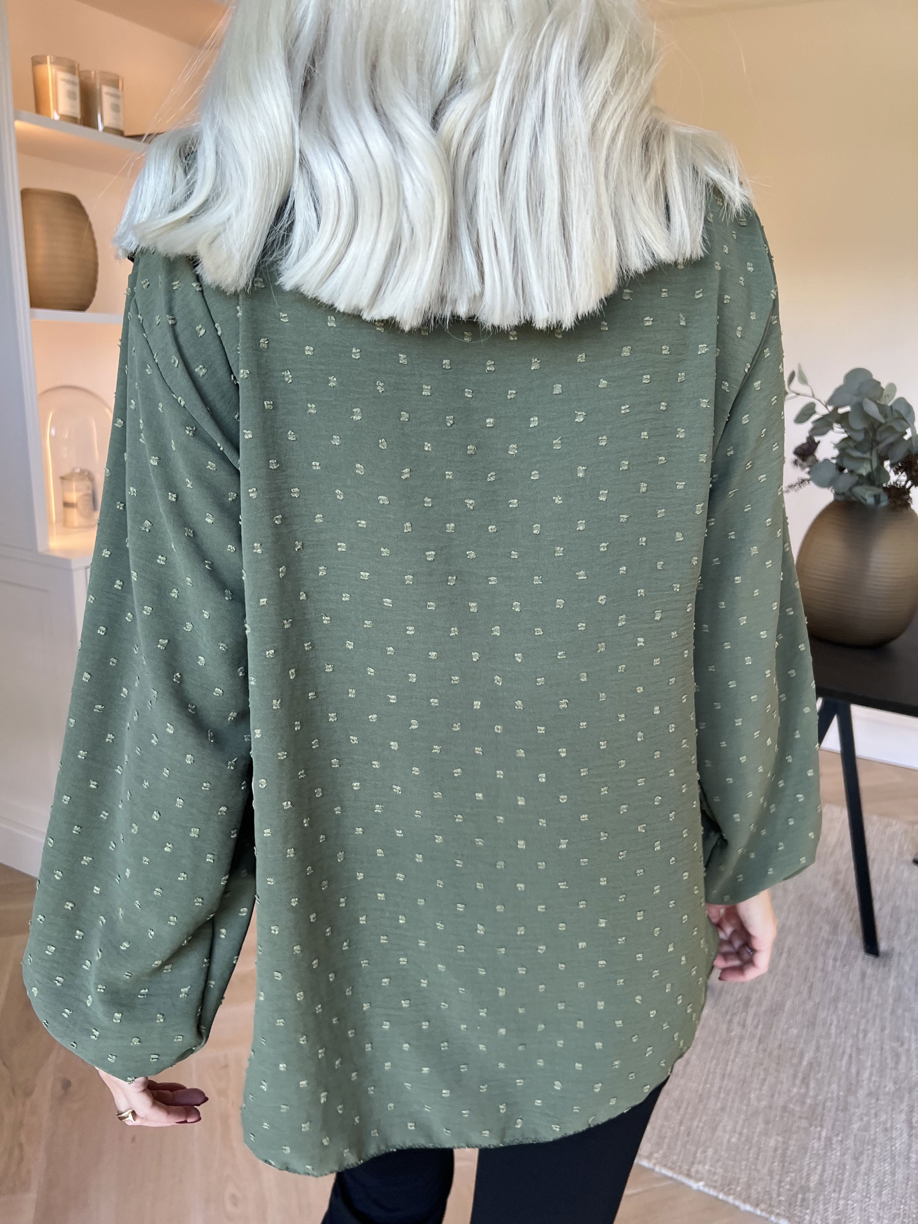 Sozan - Sød tunika med flæser og blondekant i udskæringen