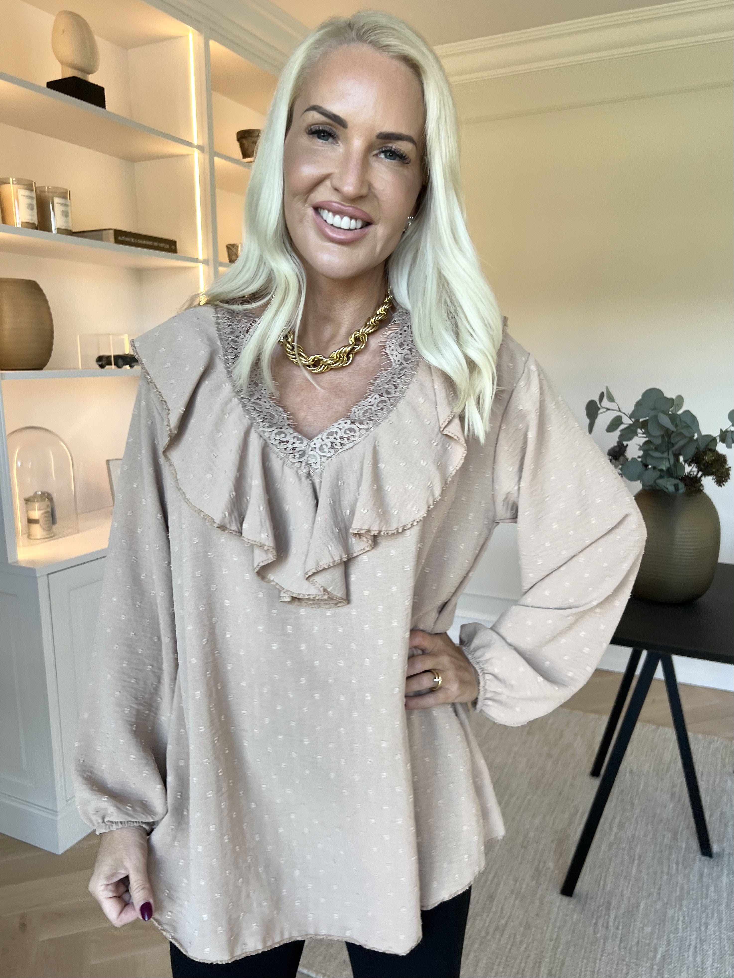 Sozan - Sød tunika med flæser og blondekant i udskæringen