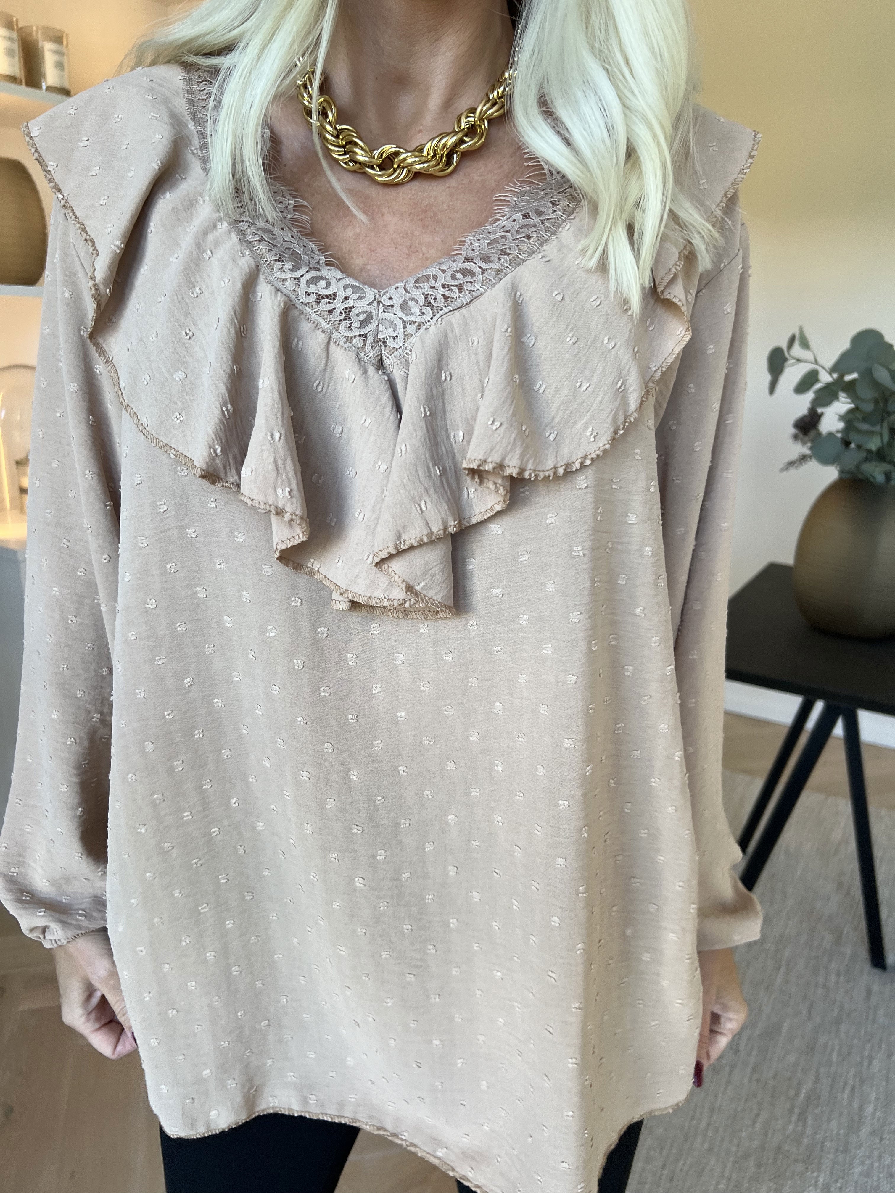 Sozan - Sød tunika med flæser og blondekant i udskæringen