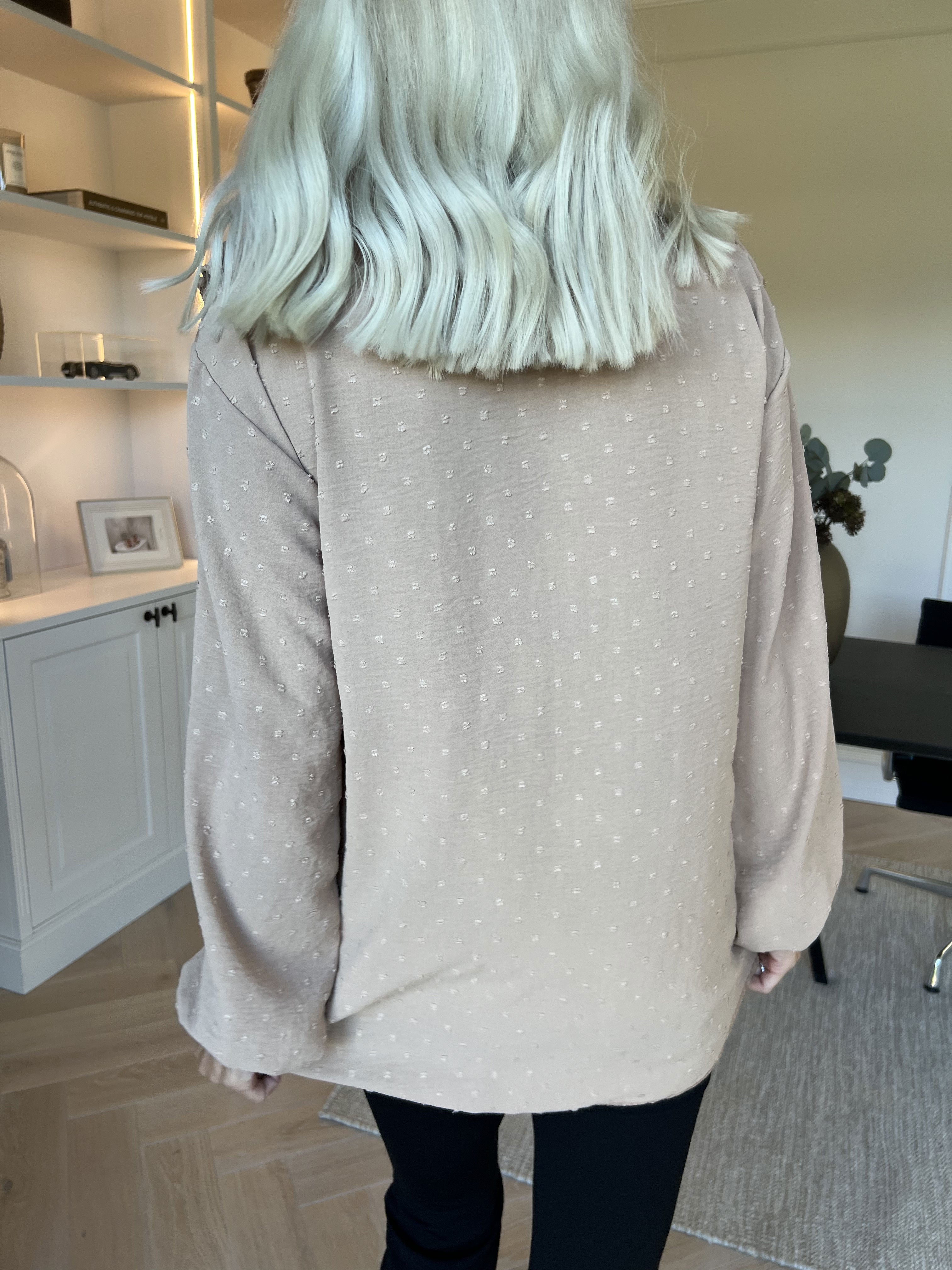 Sozan - Sød tunika med flæser og blondekant i udskæringen