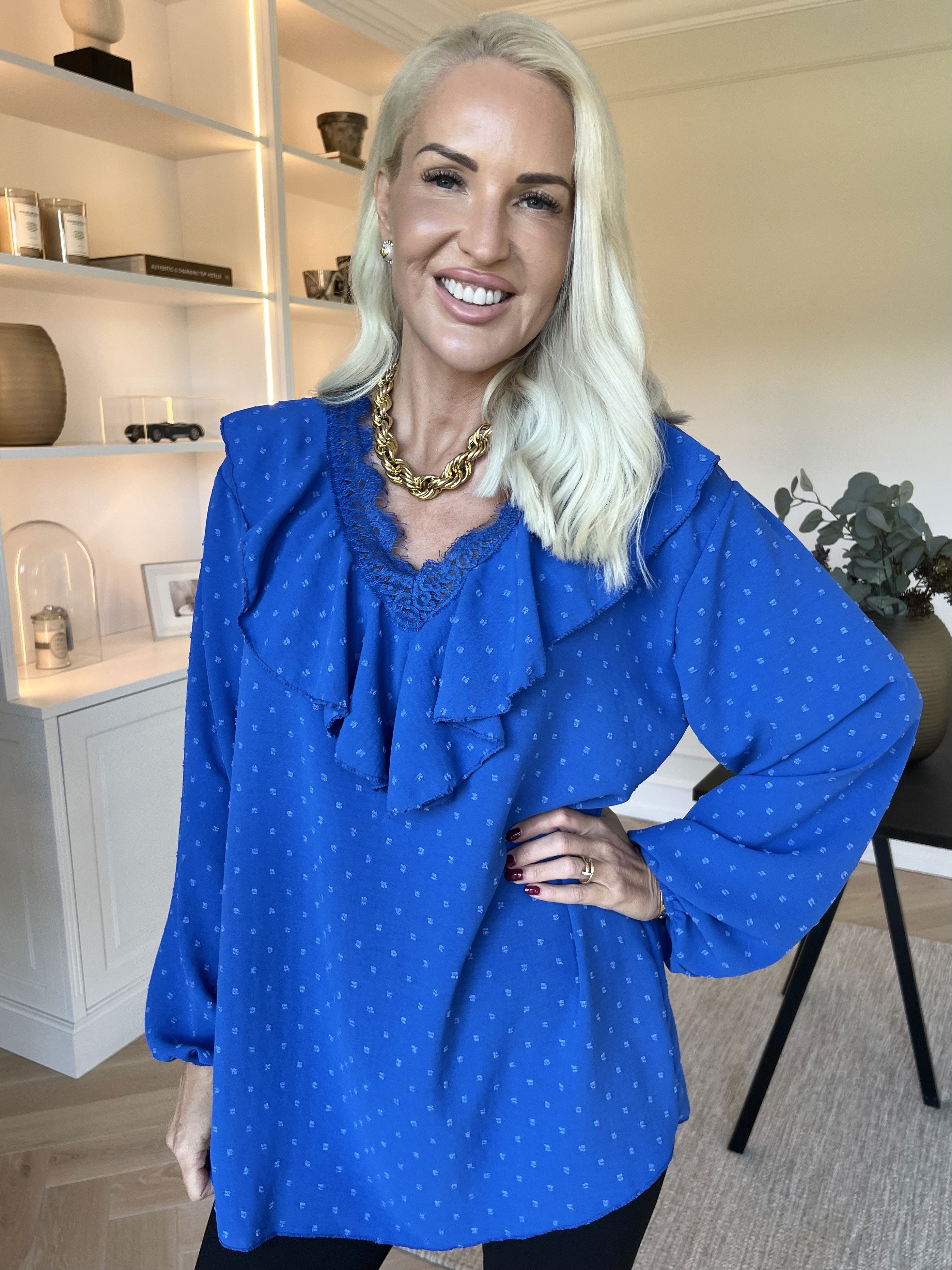 Sozan - Sød tunika med flæser og blondekant i udskæringen