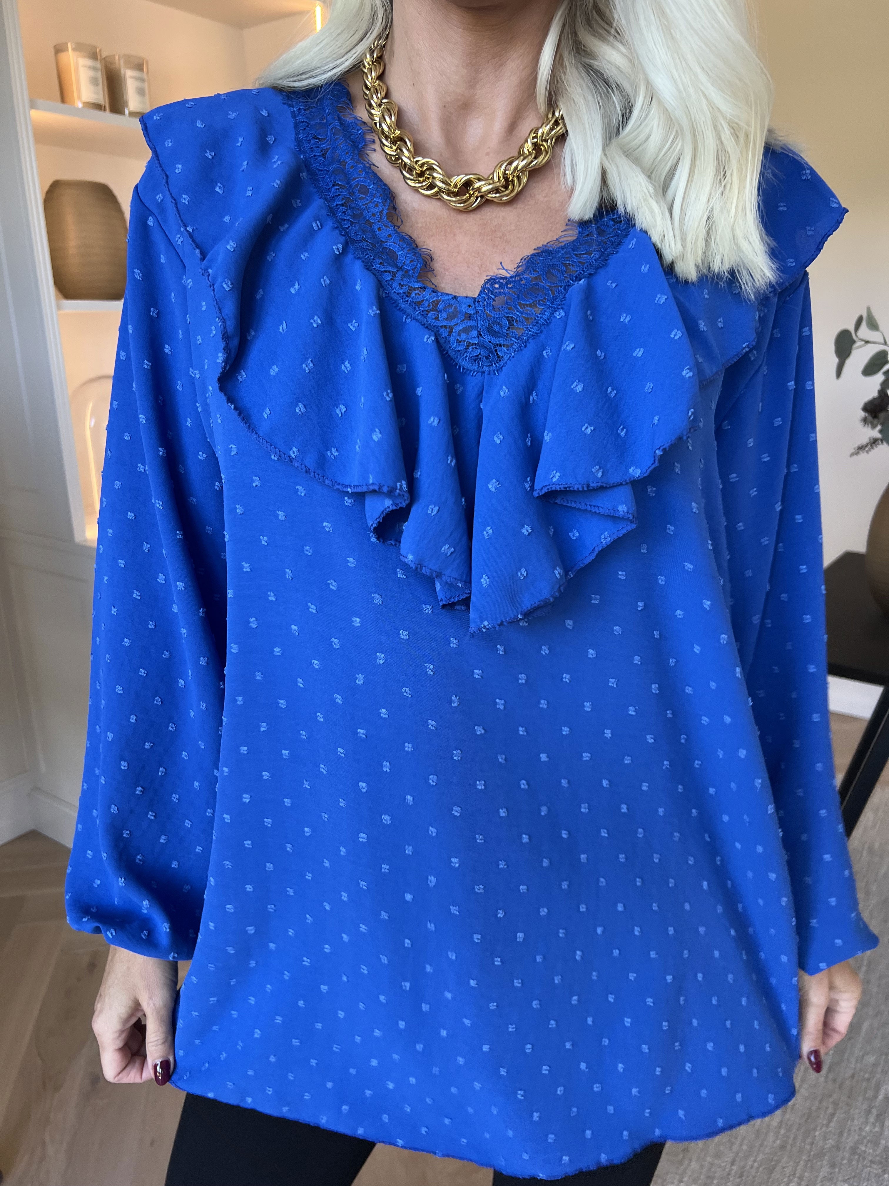 Sozan - Sød tunika med flæser og blondekant i udskæringen