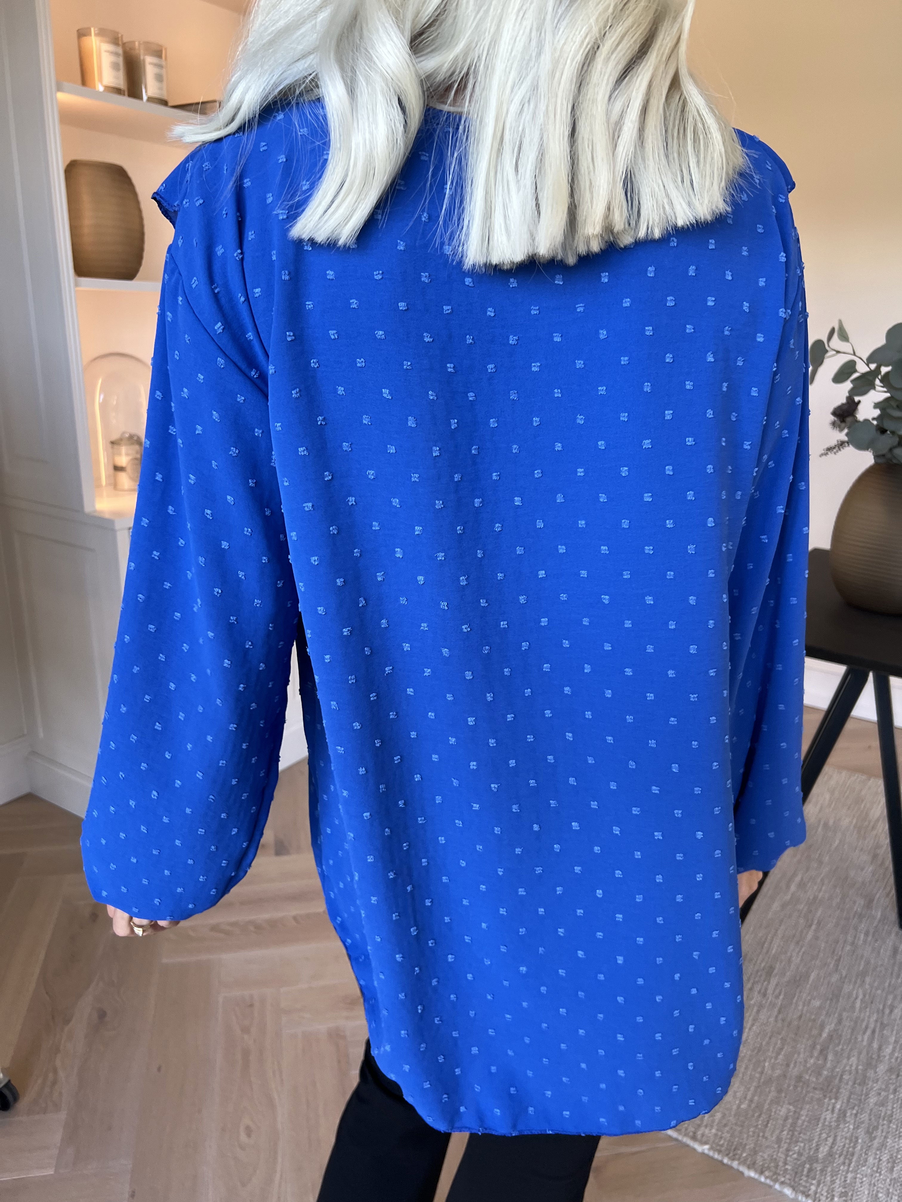 Sozan - Sød tunika med flæser og blondekant i udskæringen