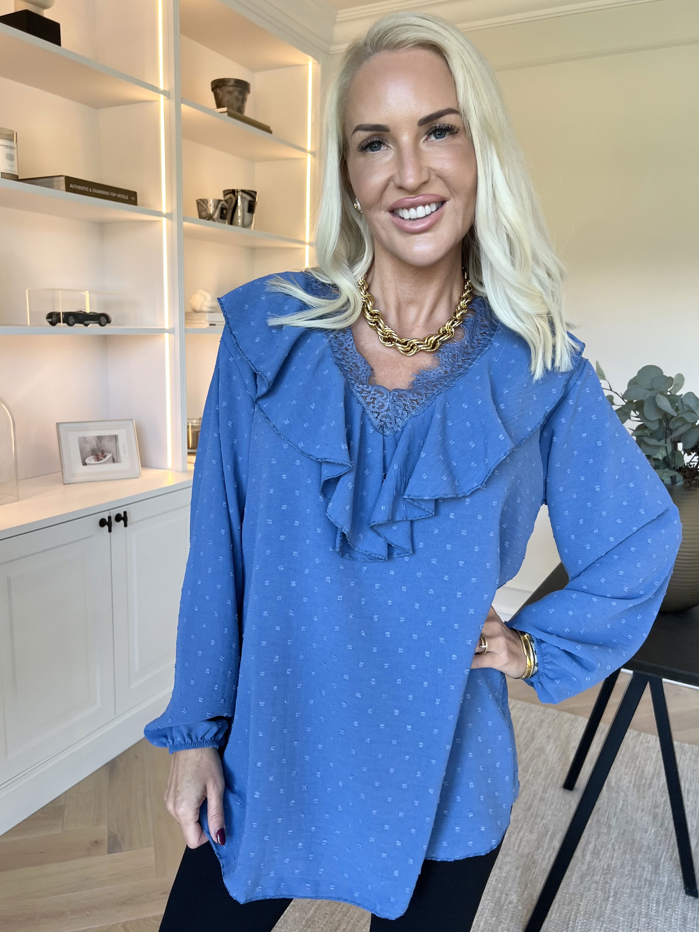 Sozan - Sød tunika med flæser og blondekant i udskæringen