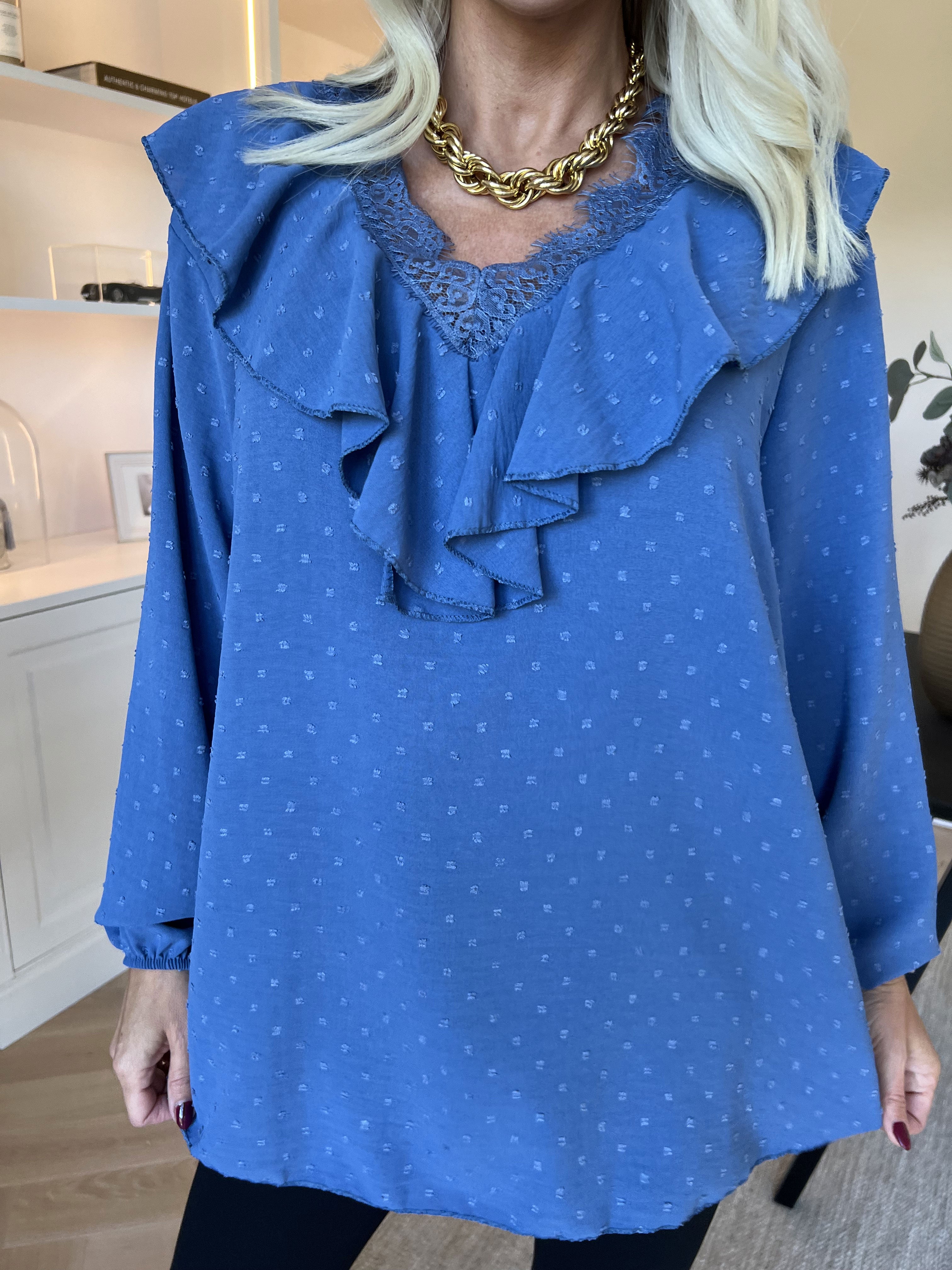 Sozan - Sød tunika med flæser og blondekant i udskæringen