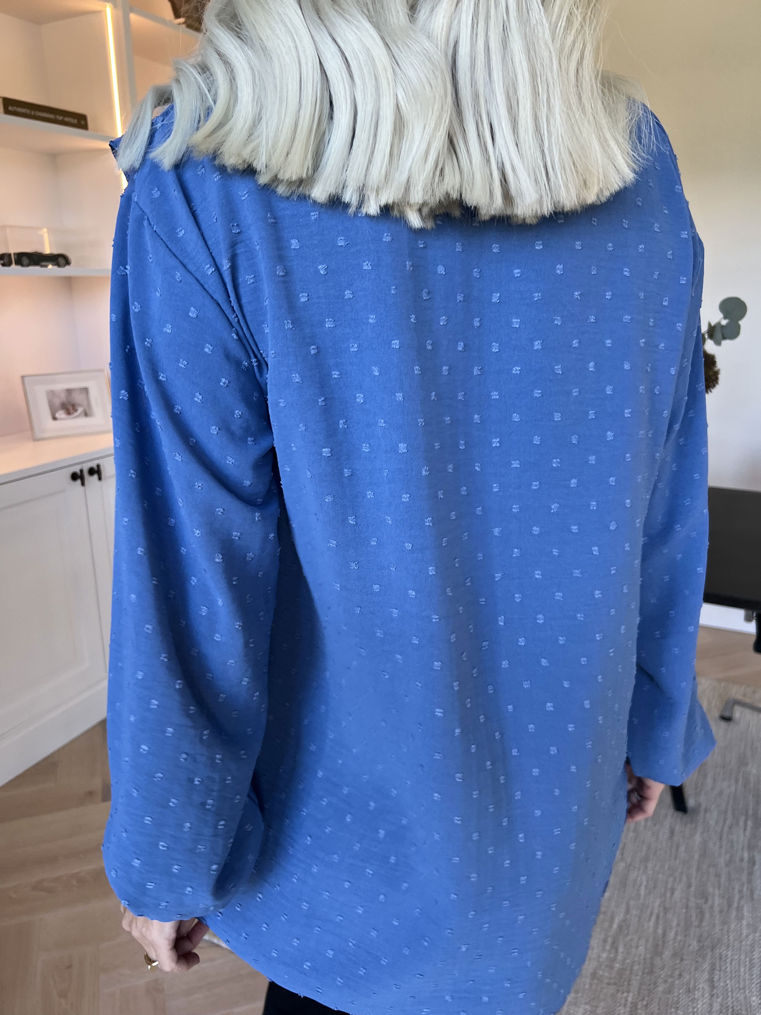 Sozan - Sød tunika med flæser og blondekant i udskæringen