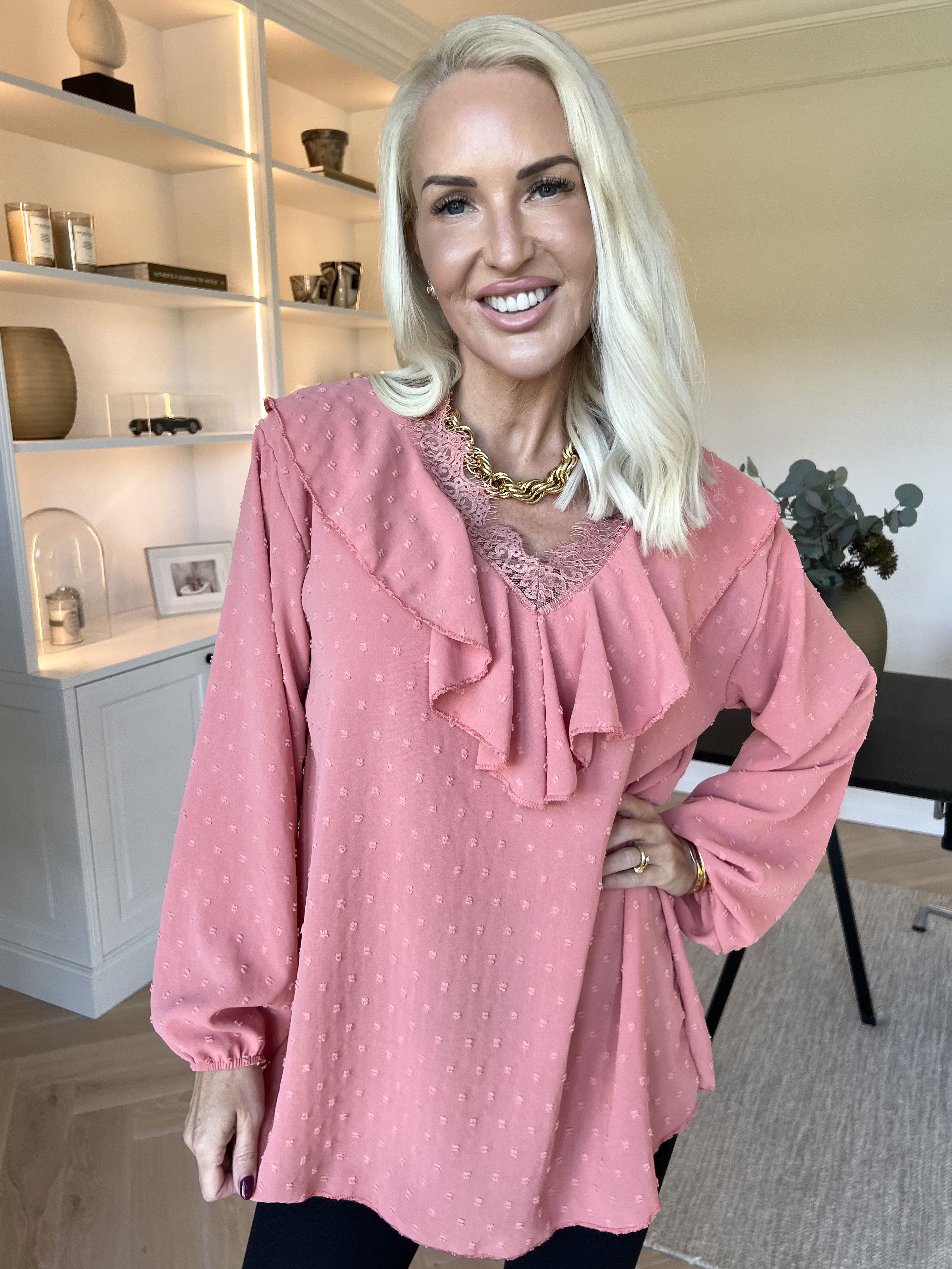 Sozan - Sød tunika med flæser og blondekant i udskæringen