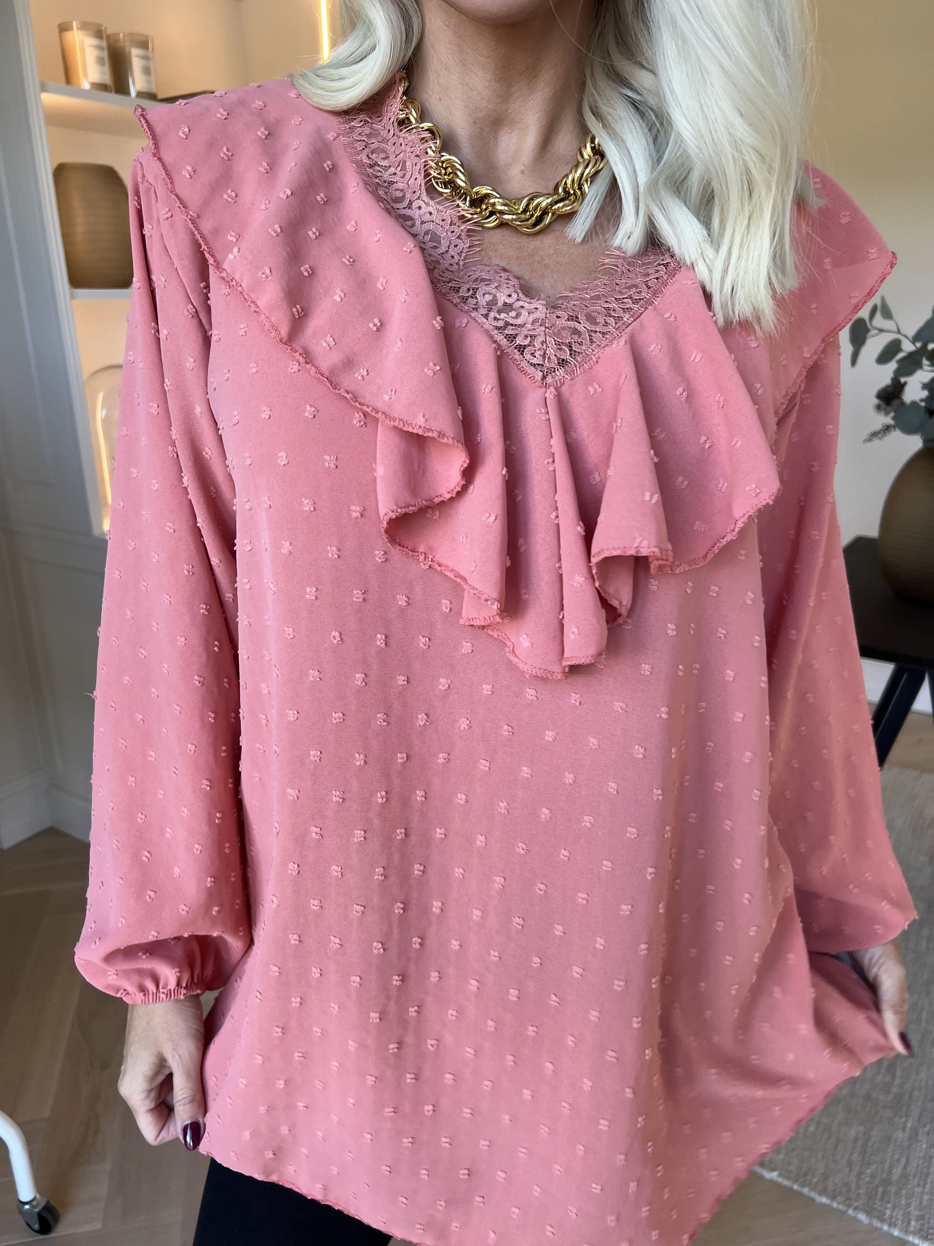 Sozan - Sød tunika med flæser og blondekant i udskæringen