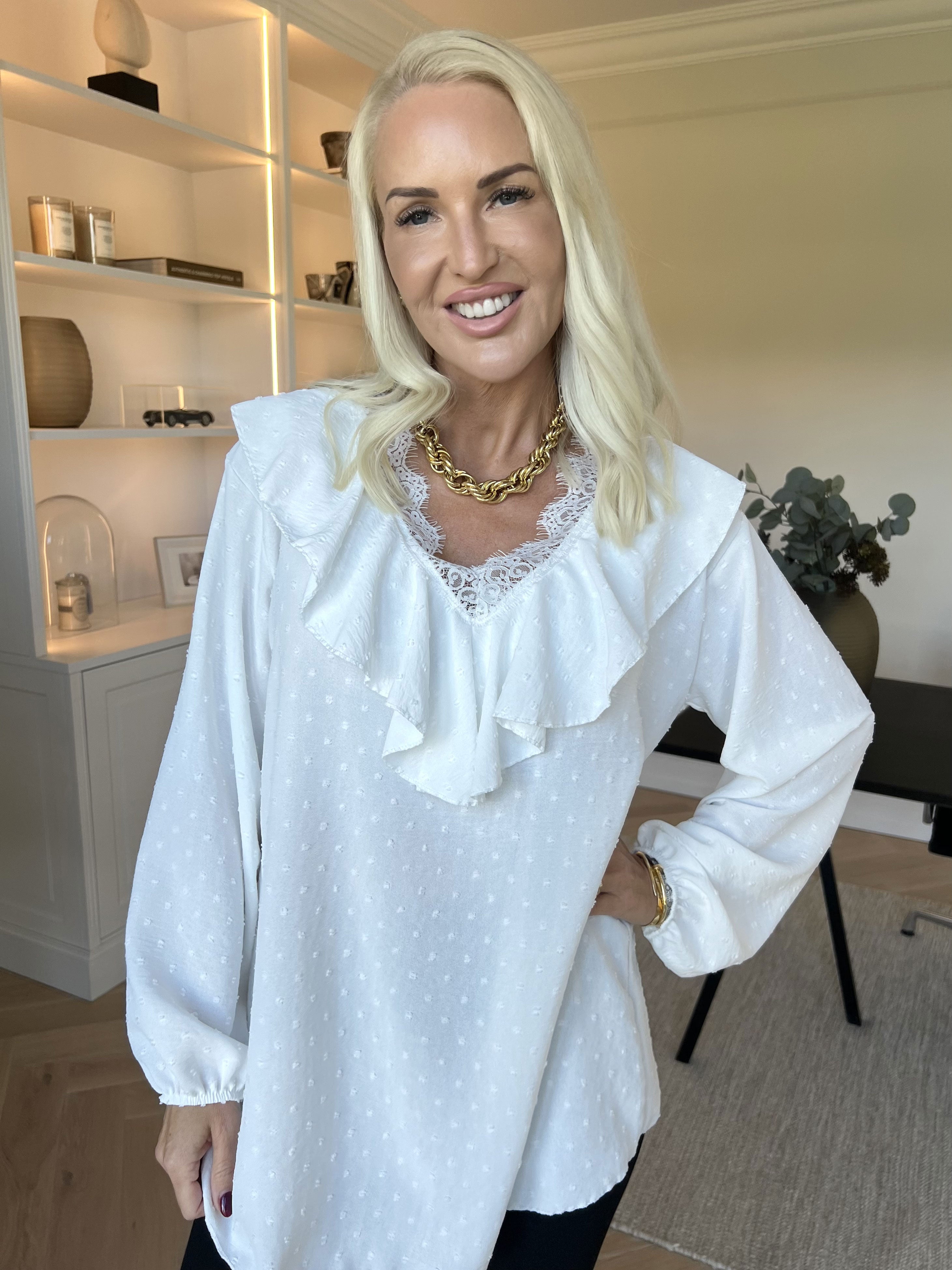 Sozan - Sød tunika med flæser og blondekant i udskæringen