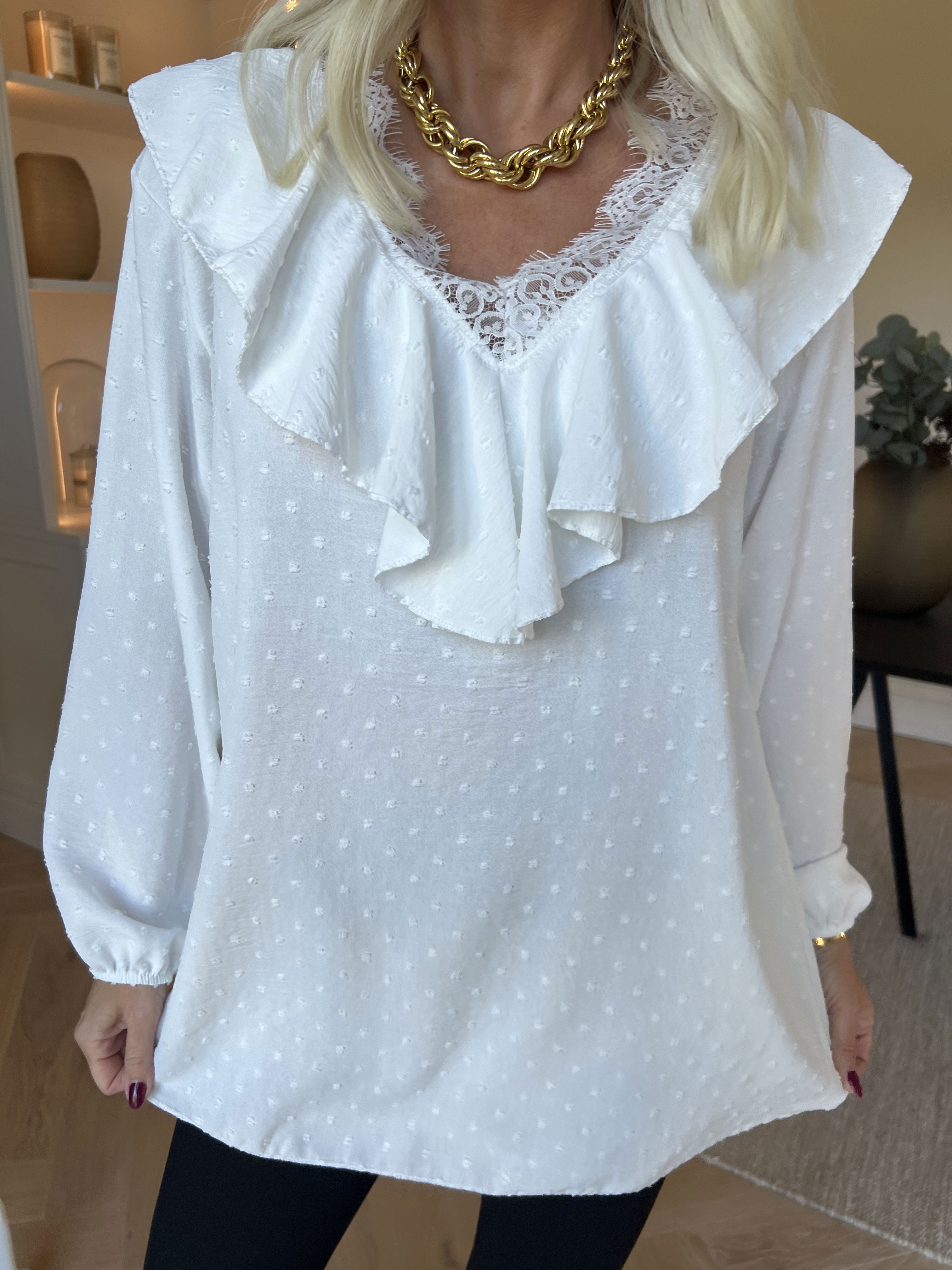 Sozan - Sød tunika med flæser og blondekant i udskæringen