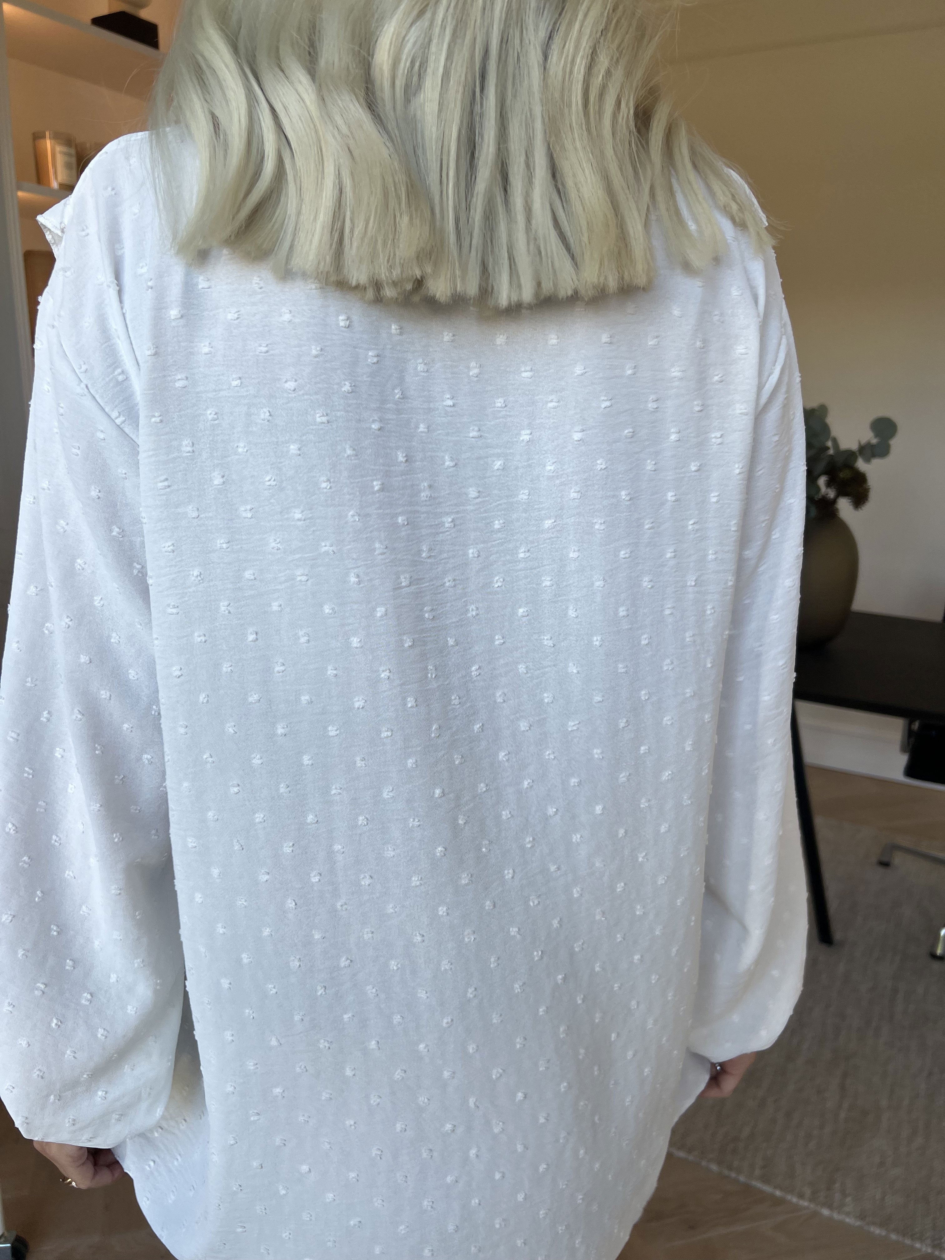 Sozan - Sød tunika med flæser og blondekant i udskæringen