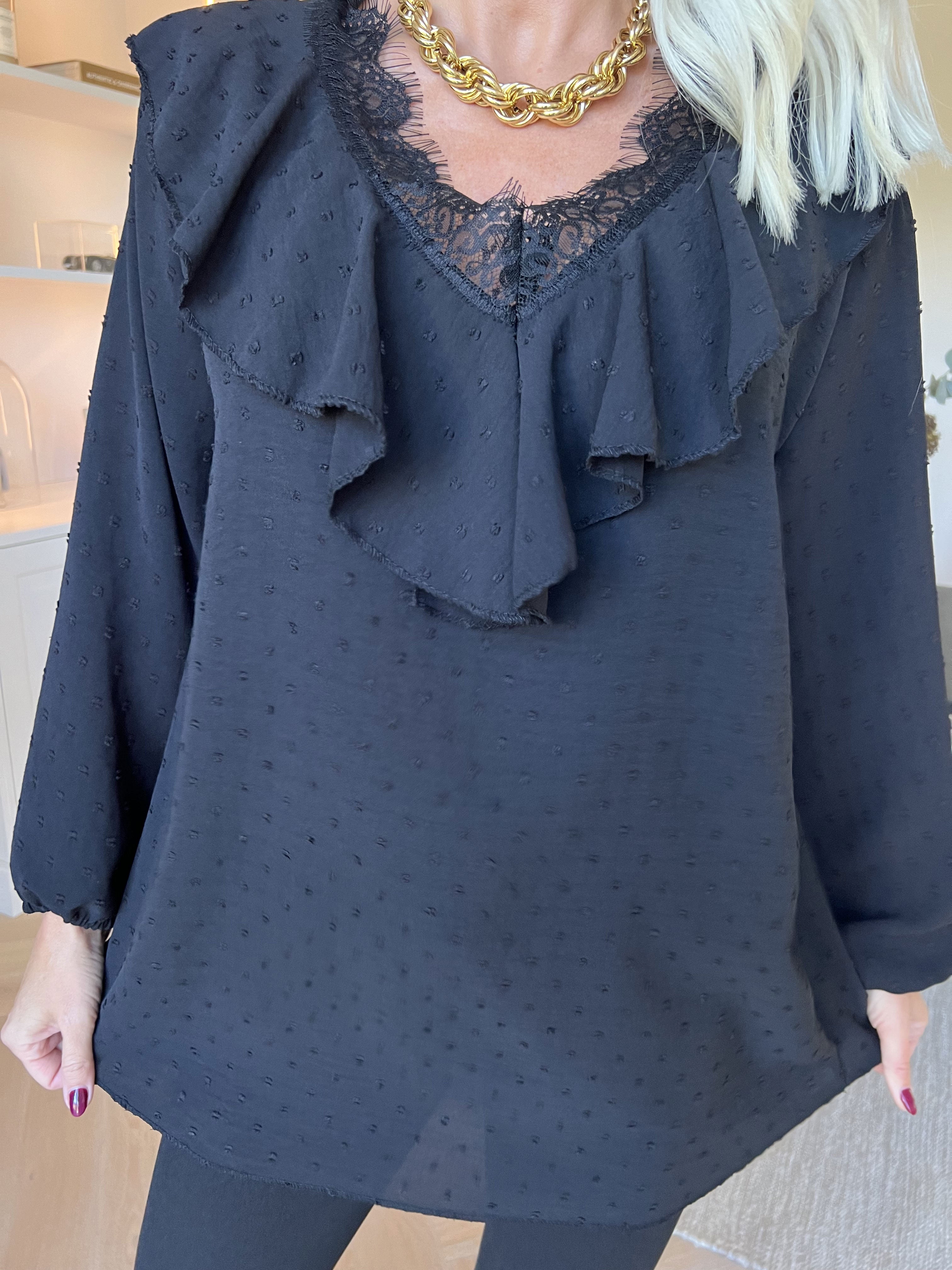 Sozan - Sød tunika med flæser og blondekant i udskæringen