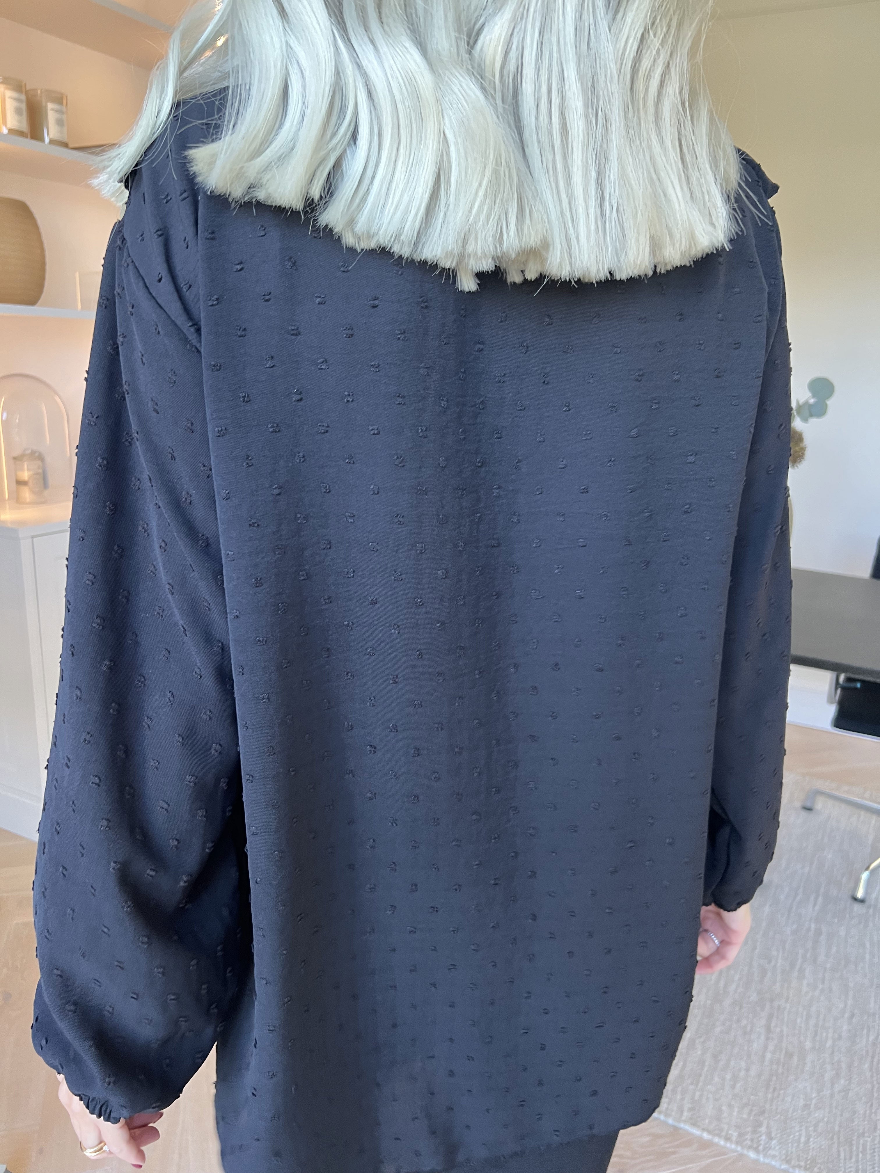 Sozan - Sød tunika med flæser og blondekant i udskæringen