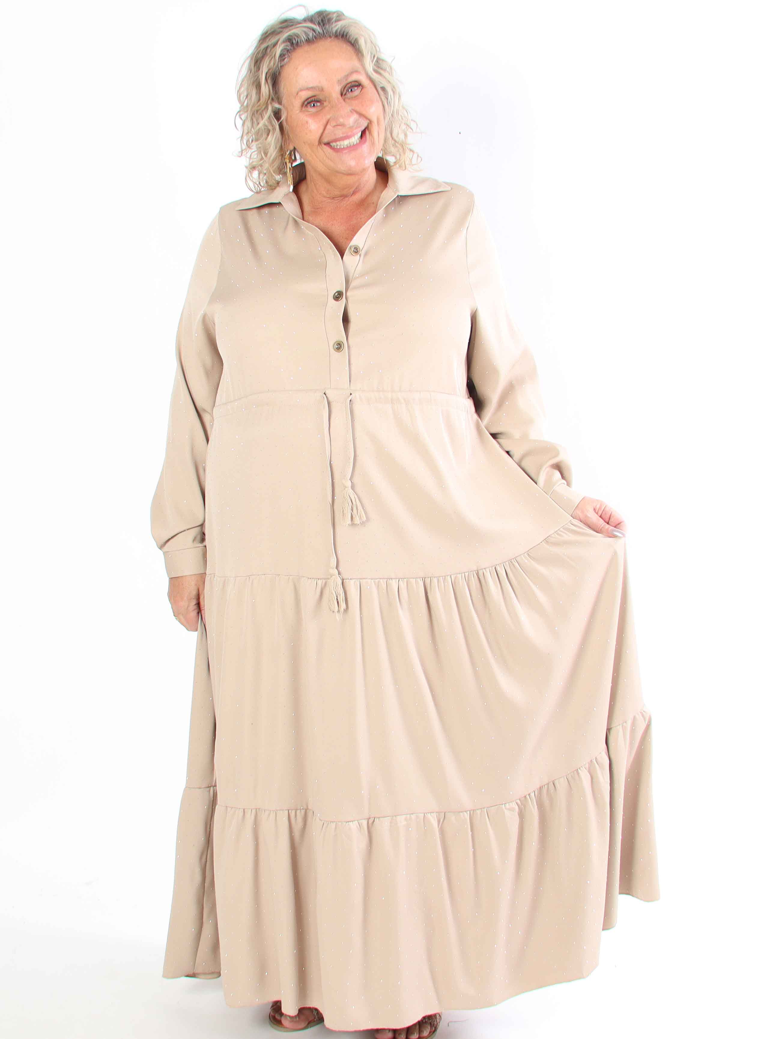 Starlight - Plus size kjole med lag på lag look pyntet med similisten