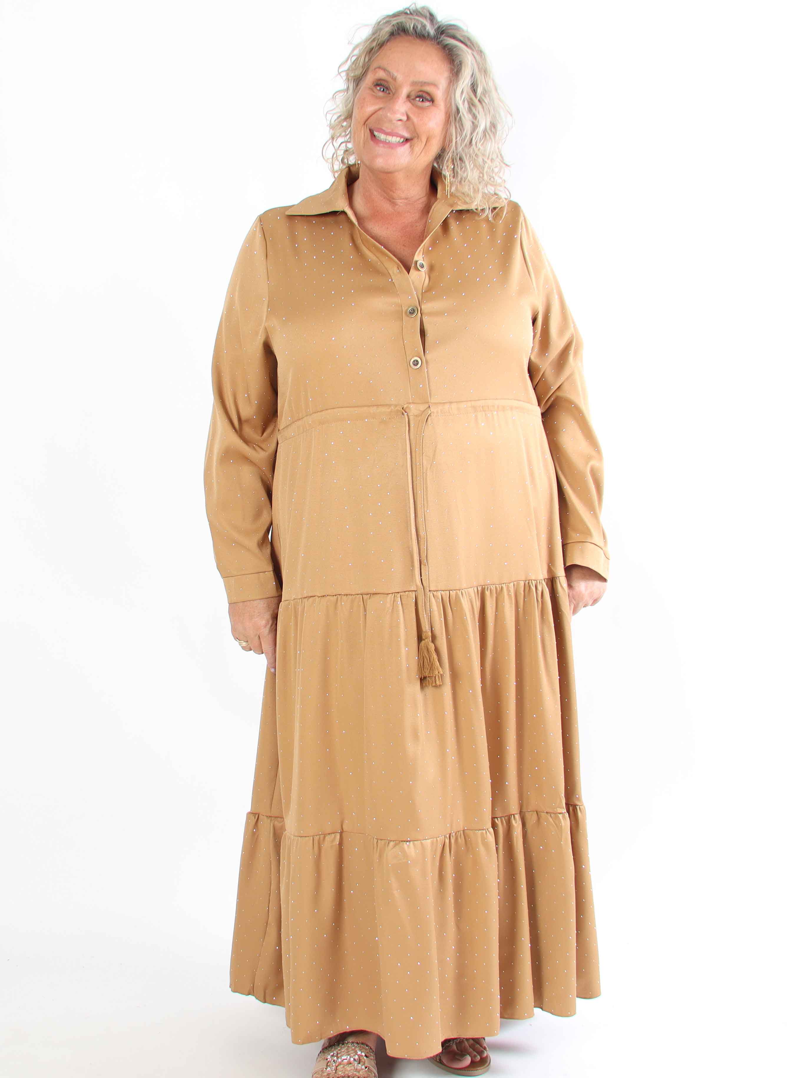 Starlight - Plus size kjole med lag på lag look pyntet med similisten