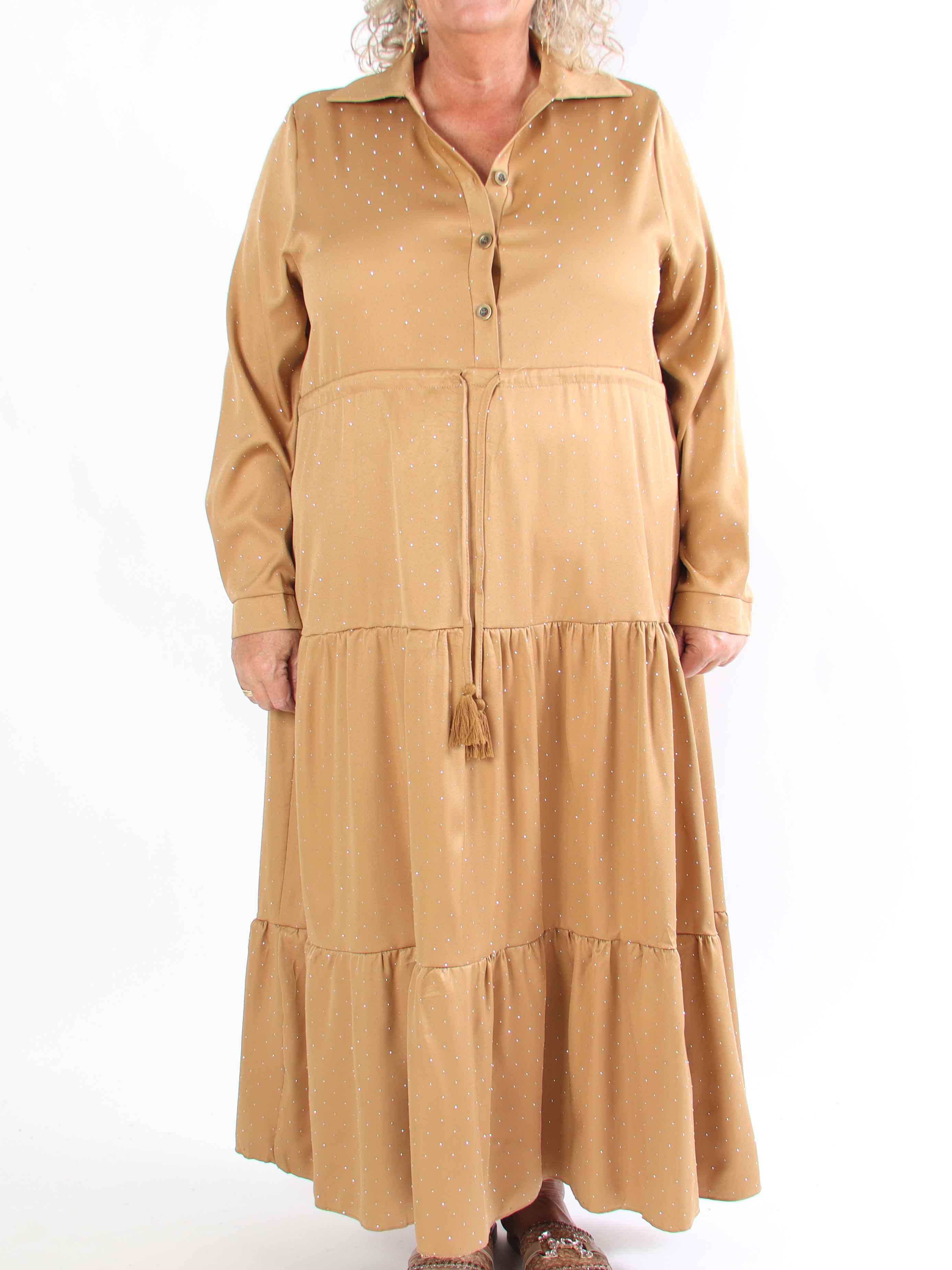 Starlight - Plus size kjole med lag på lag look pyntet med similisten