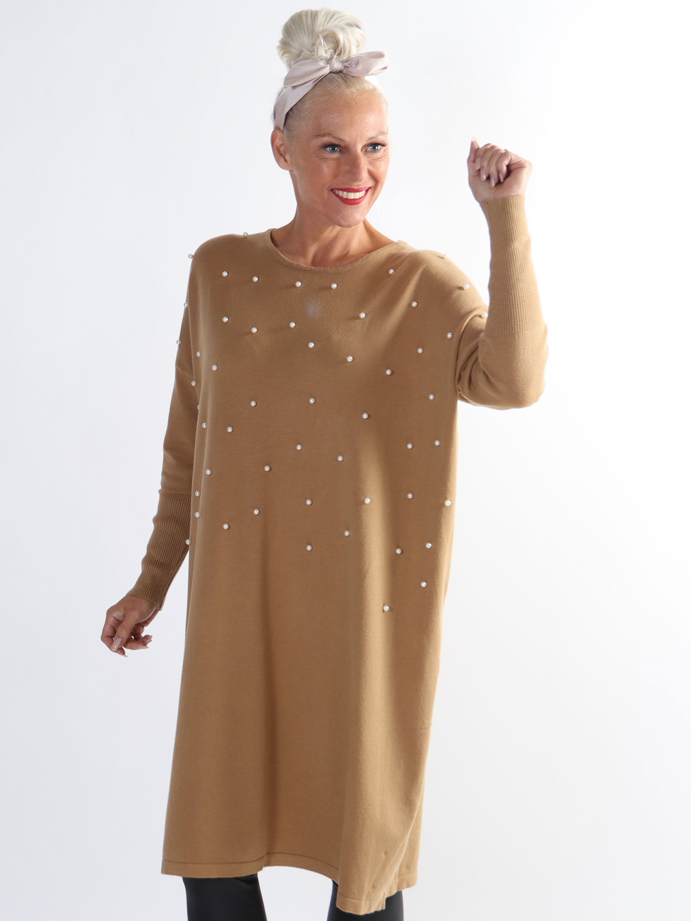 Stefania - Behagelig plus size strikkjole pyntet med perler