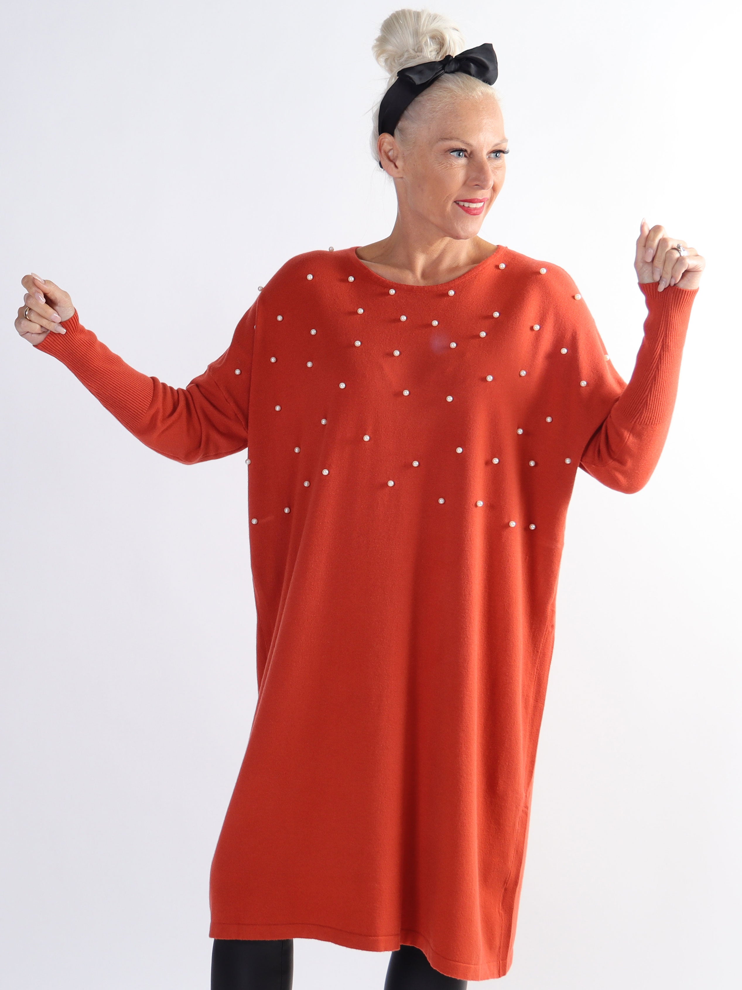 Stefania - Behagelig plus size strikkjole pyntet med perler