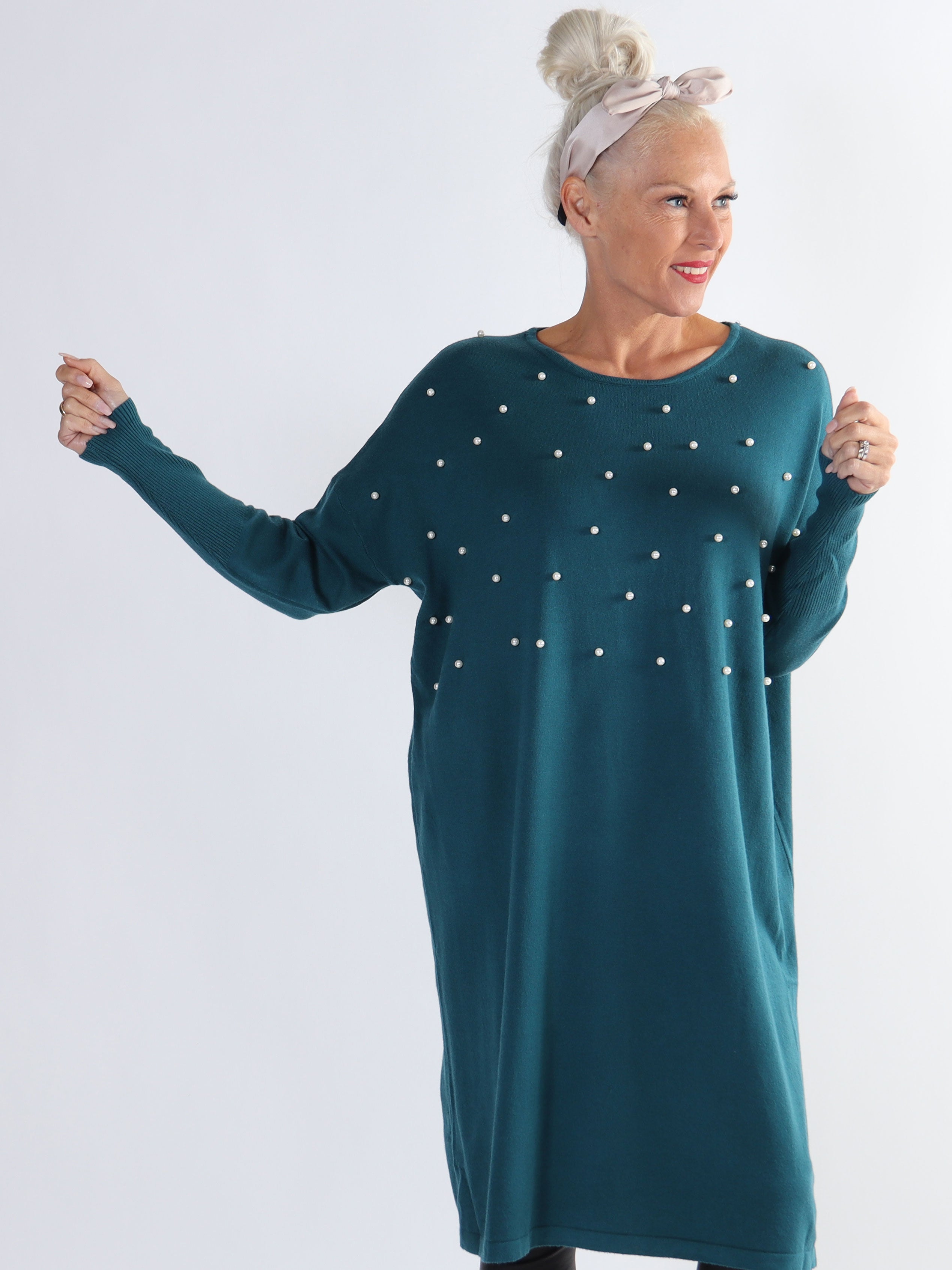 Stefania - Behagelig plus size strikkjole pyntet med perler