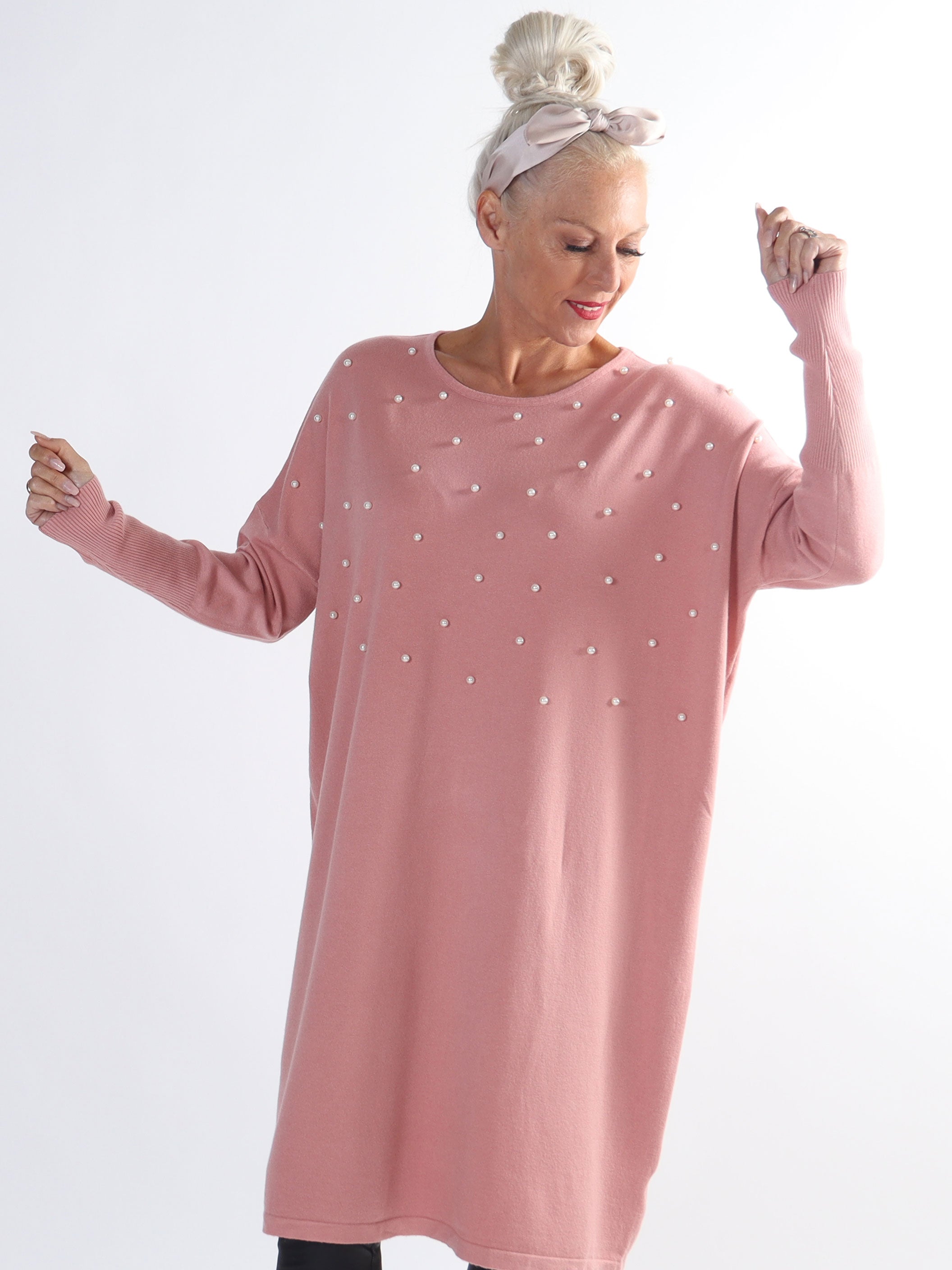 Stefania - Behagelig plus size strikkjole pyntet med perler