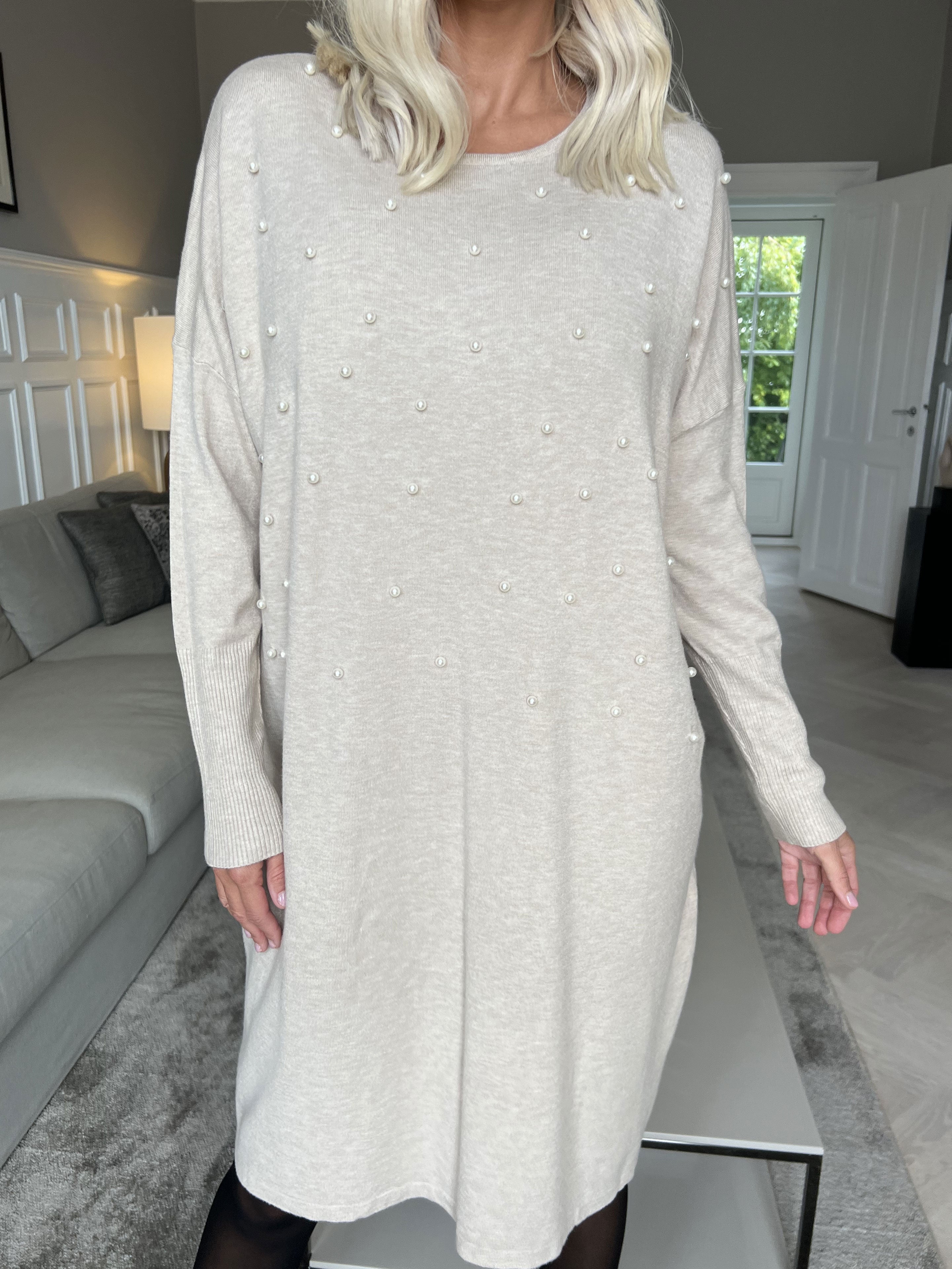 Stefania - Behagelig strikkjole pyntet med perler
