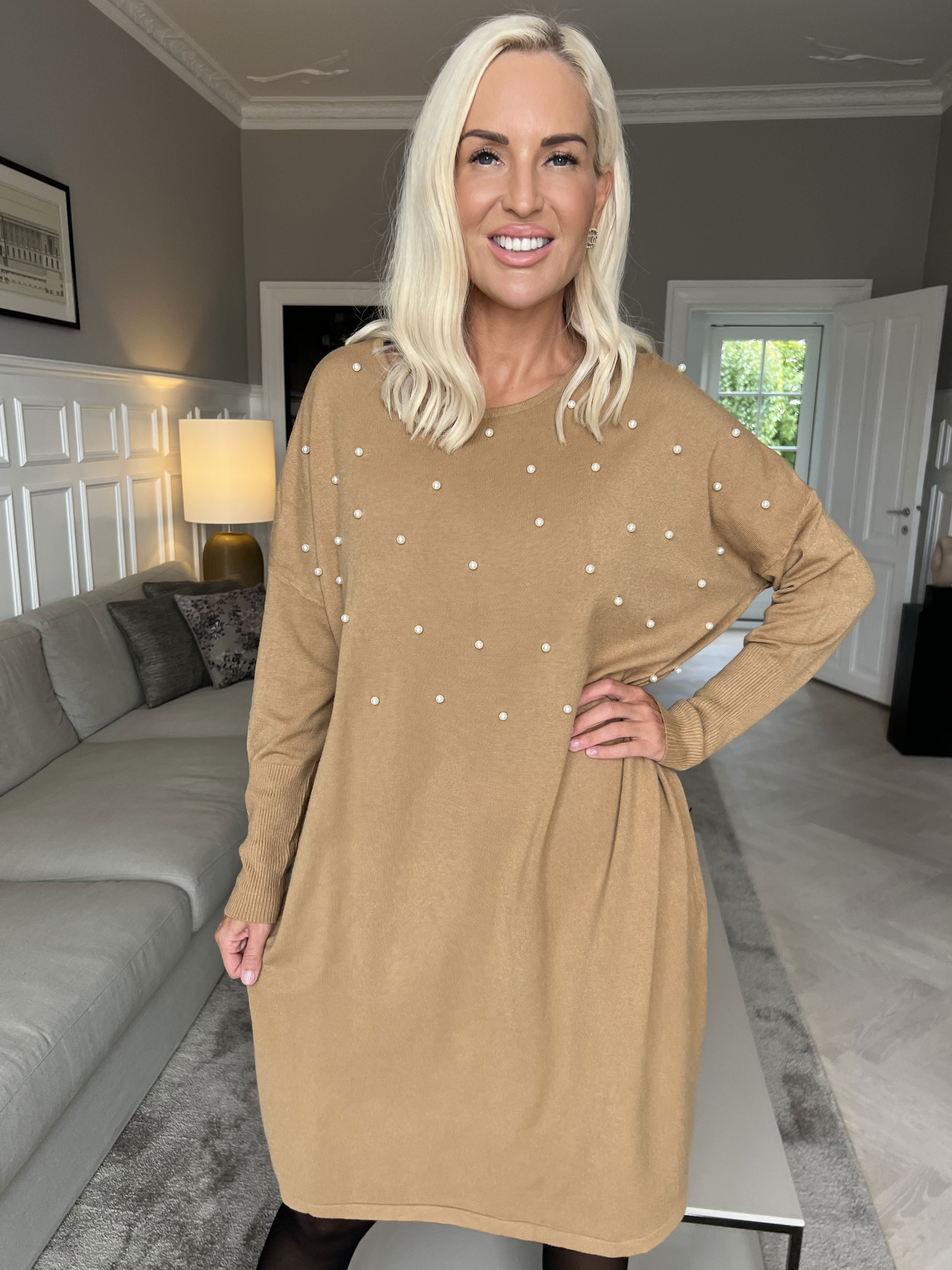 Stefania - Behagelig strikkjole pyntet med perler