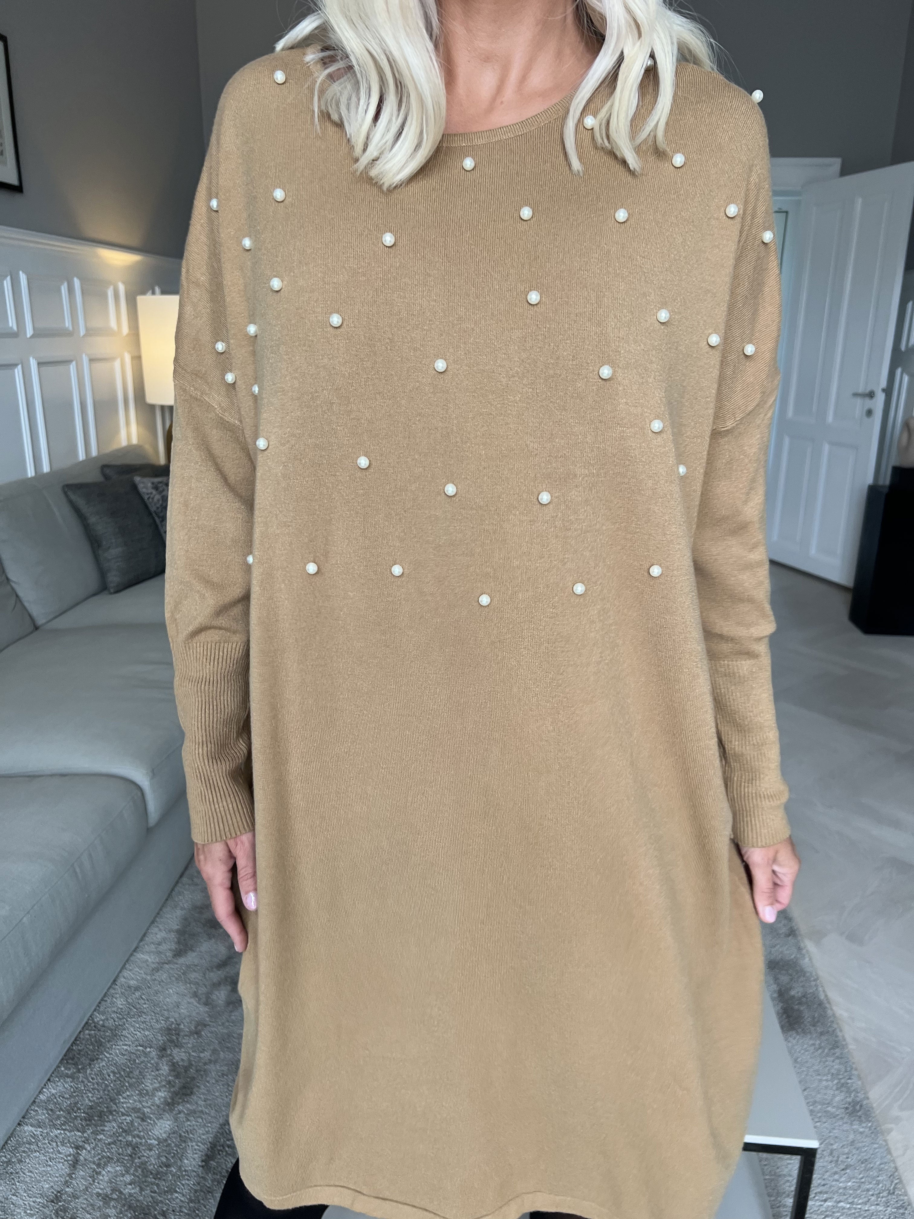 Stefania - Behagelig strikkjole pyntet med perler