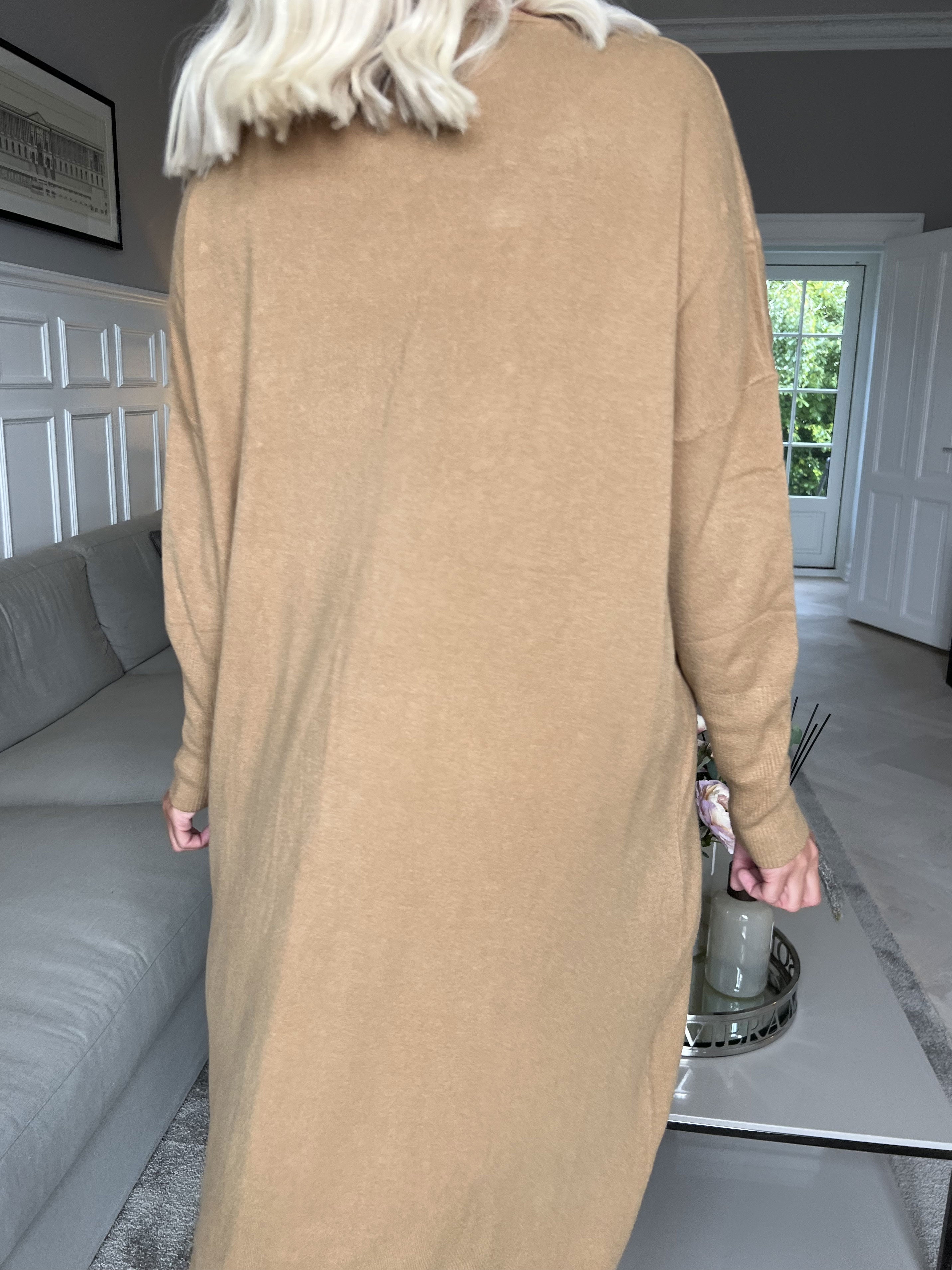 Stefania - Behagelig strikkjole pyntet med perler