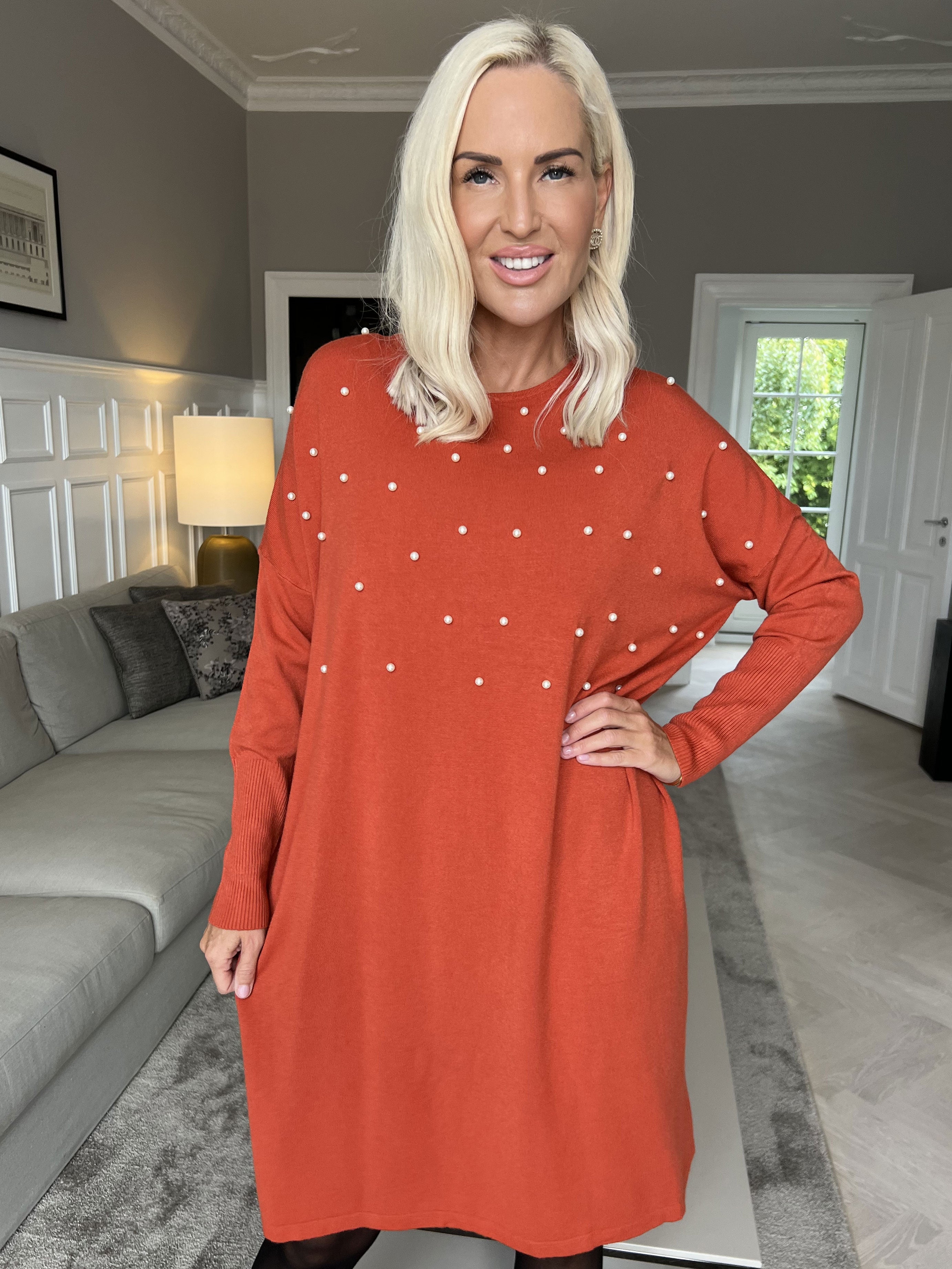 Stefania - Behagelig strikkjole pyntet med perler