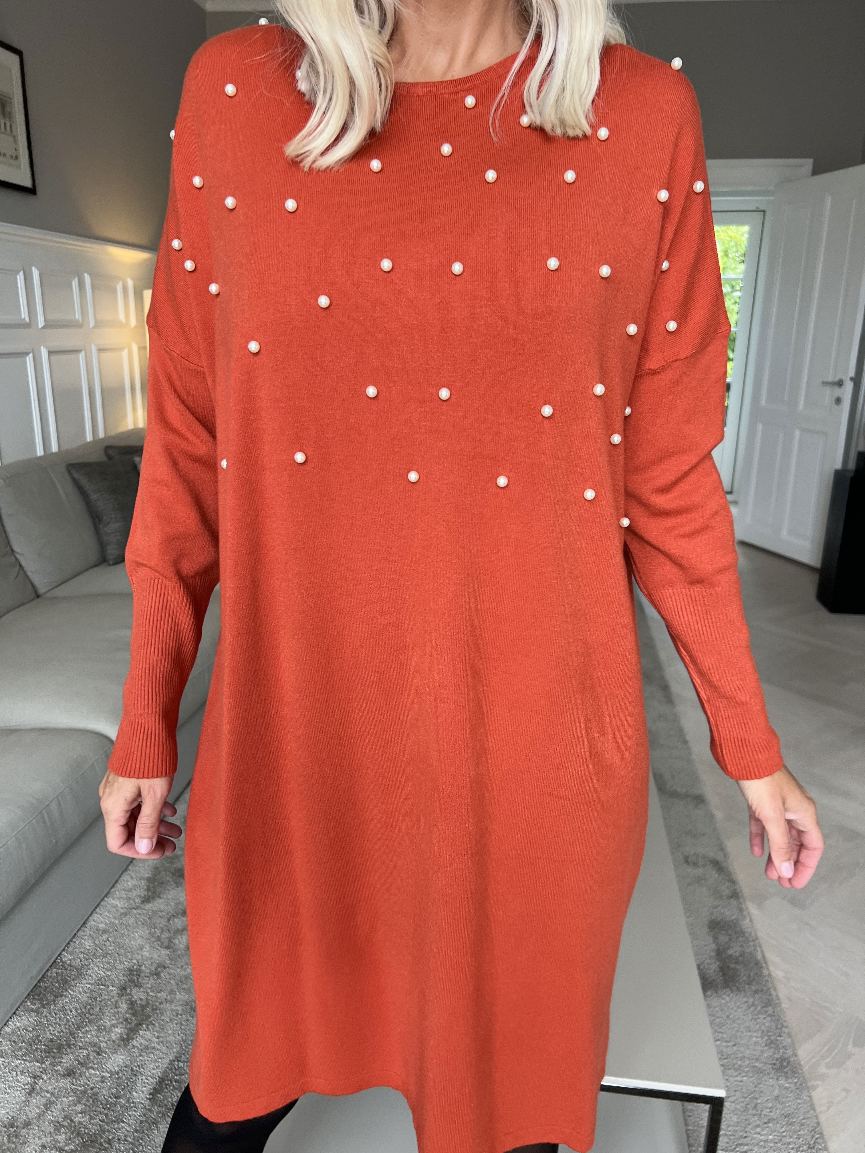 Stefania - Behagelig strikkjole pyntet med perler