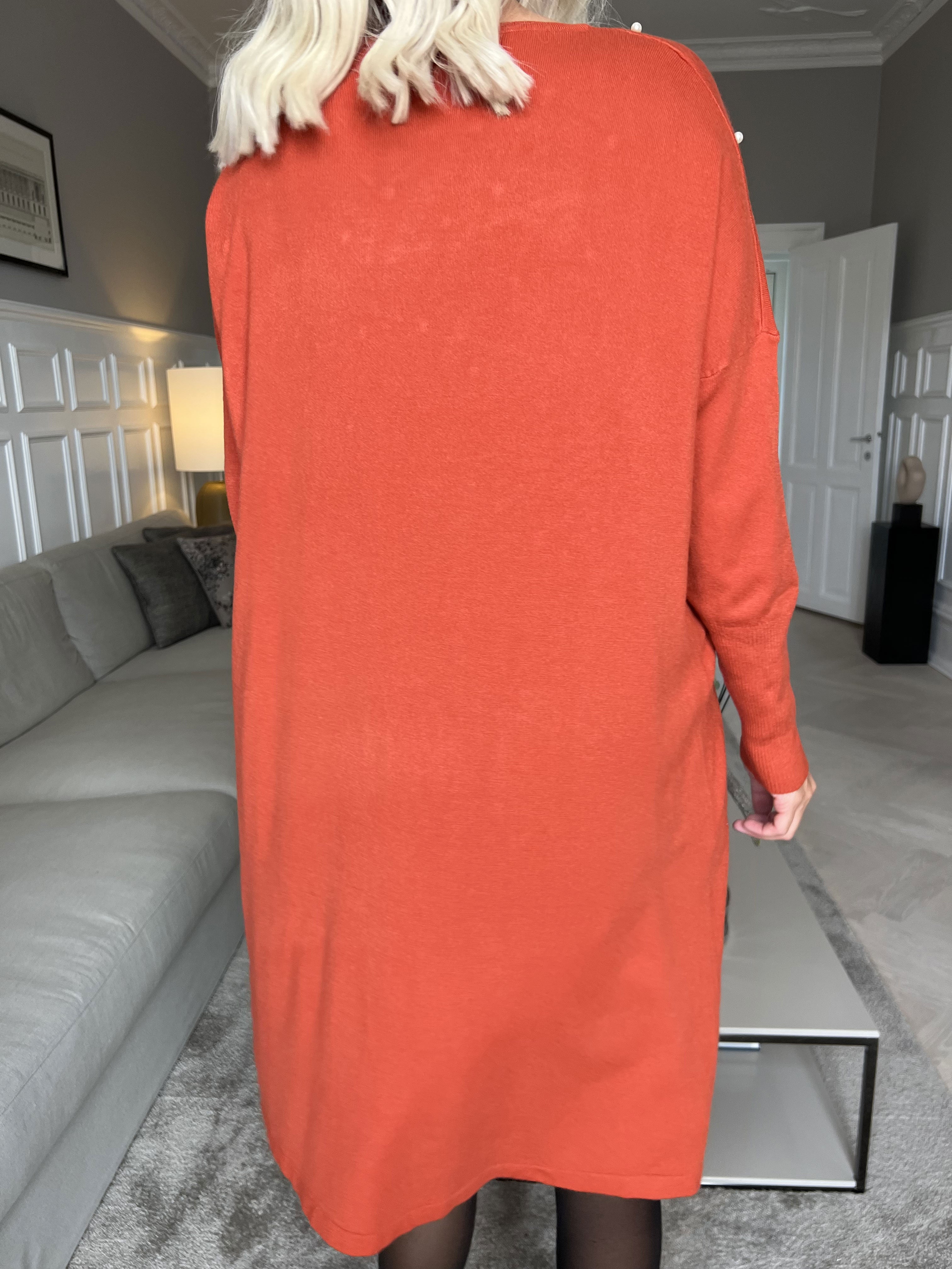 Stefania - Behagelig strikkjole pyntet med perler